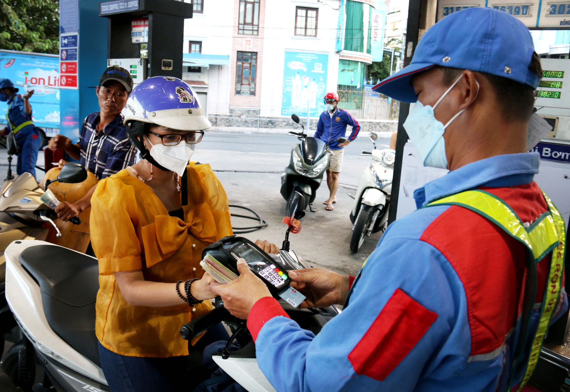 Người dân sẽ được mua xăng dầu trước, trả tiền sau với thanh toán không dùng tiền mặt - Ảnh 1.