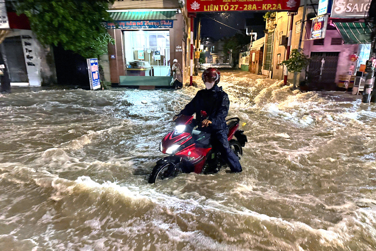 Sau trận mưa, 'rốn ngập' Biên Hòa lại chìm trong nước - Ảnh 1.