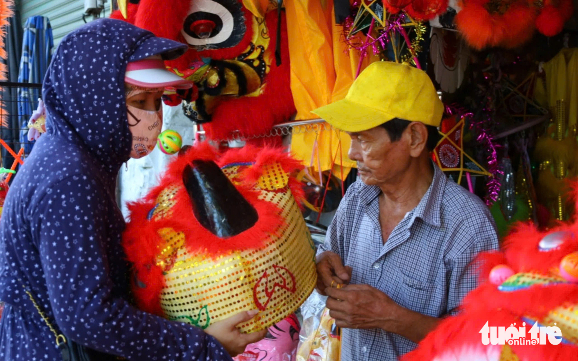 Chợ đầu lân rực rỡ mùa Trung thu, khách đi cả trăm km đến mua hàng - Ảnh 3.