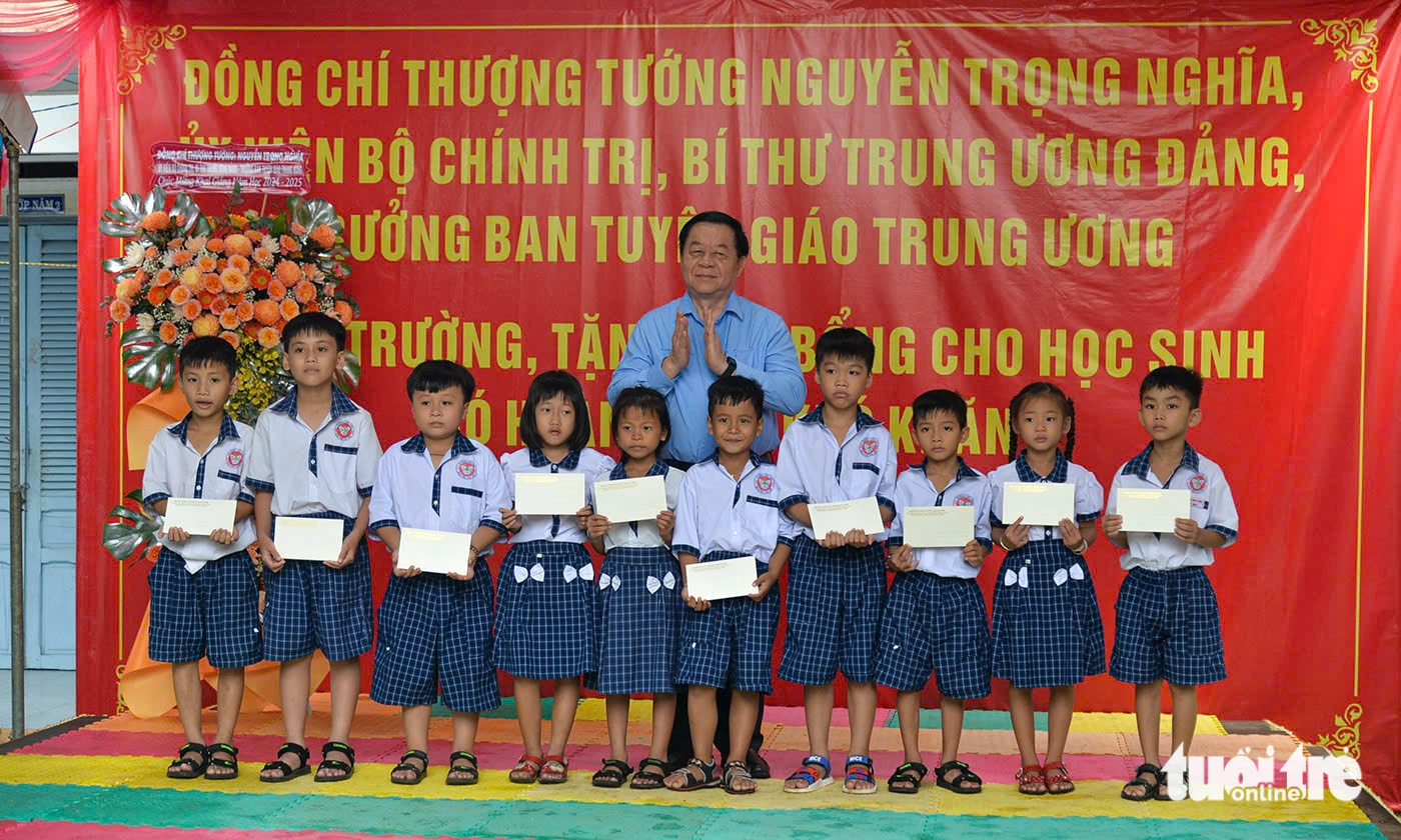 Trưởng Ban Tuyên giáo Trung ương trao học bổng cho học sinh nghèo Tiền Giang - Ảnh 2.