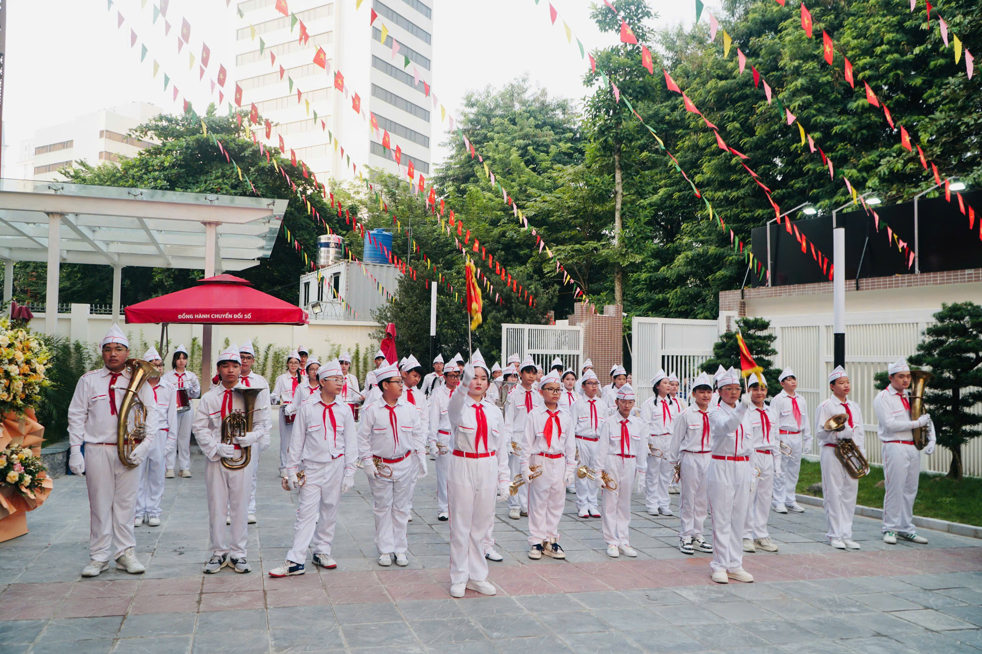 Hơn 23.000 học sinh cả nước khai giảng năm học mới - Ảnh 10.