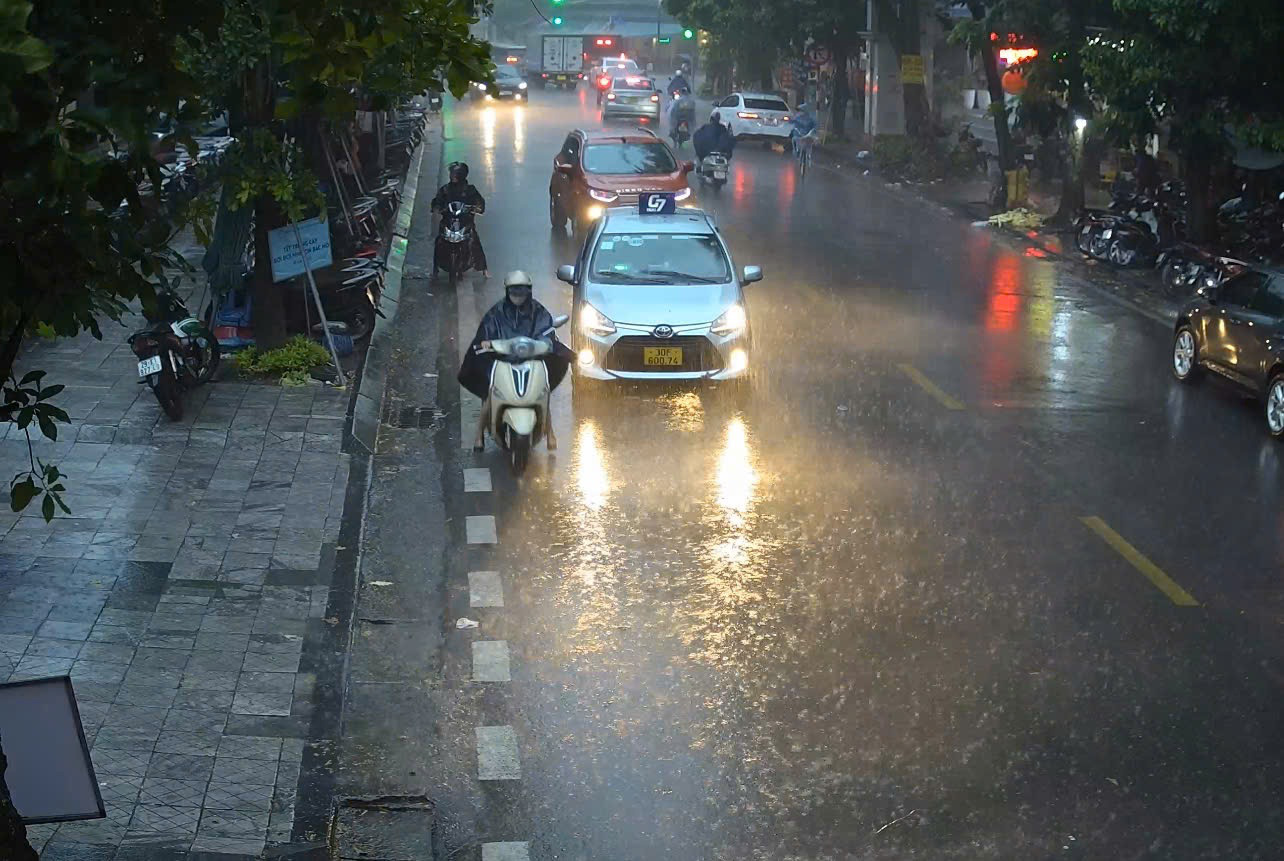 Giao thông Hà Nội hỗn loạn sau mưa lớn, cây xanh ngã đè làm 1 người chết - Ảnh 6.