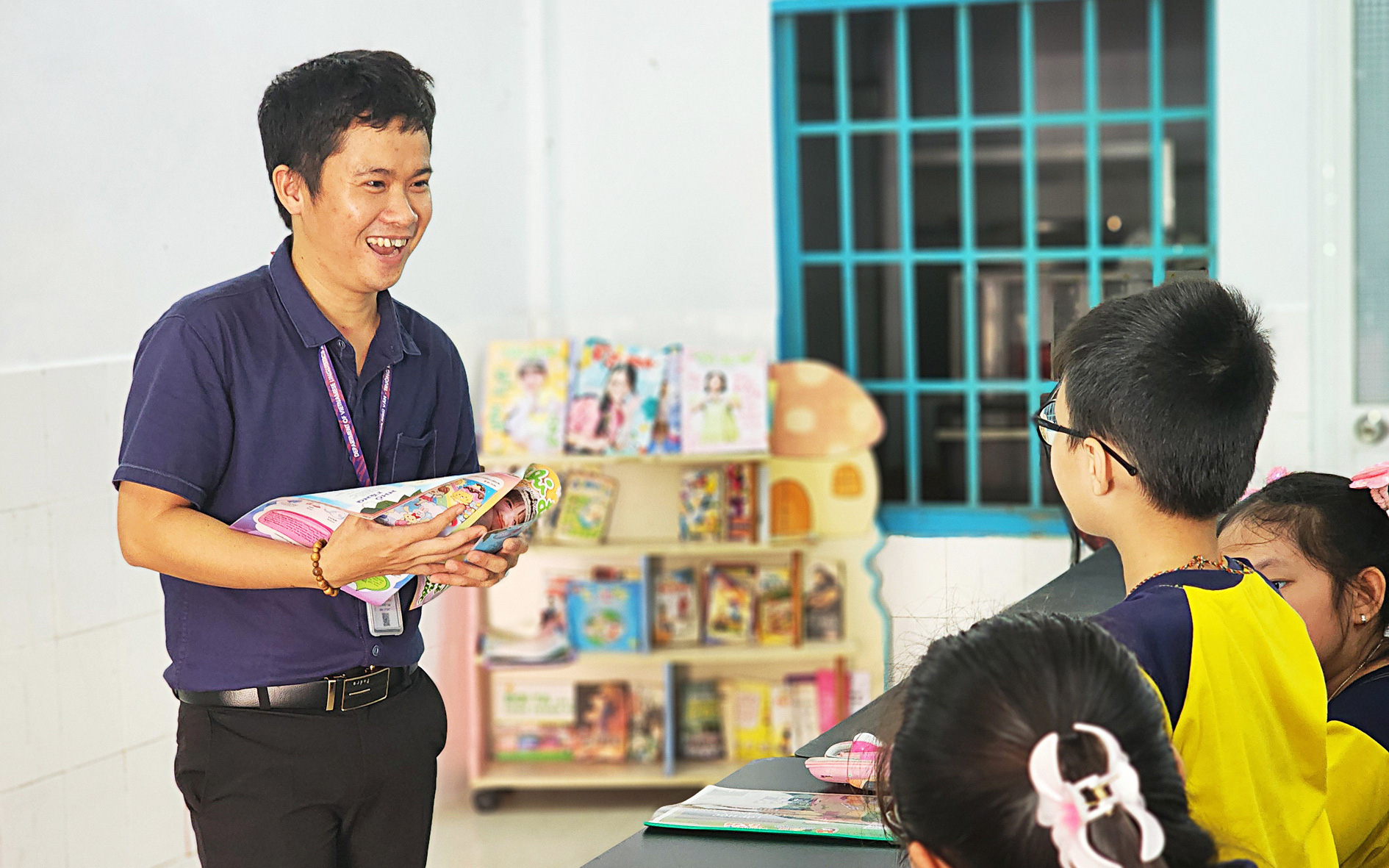 Thầy giáo một tay thành tiến sĩ ở tuổi 68 - Ảnh 2.
