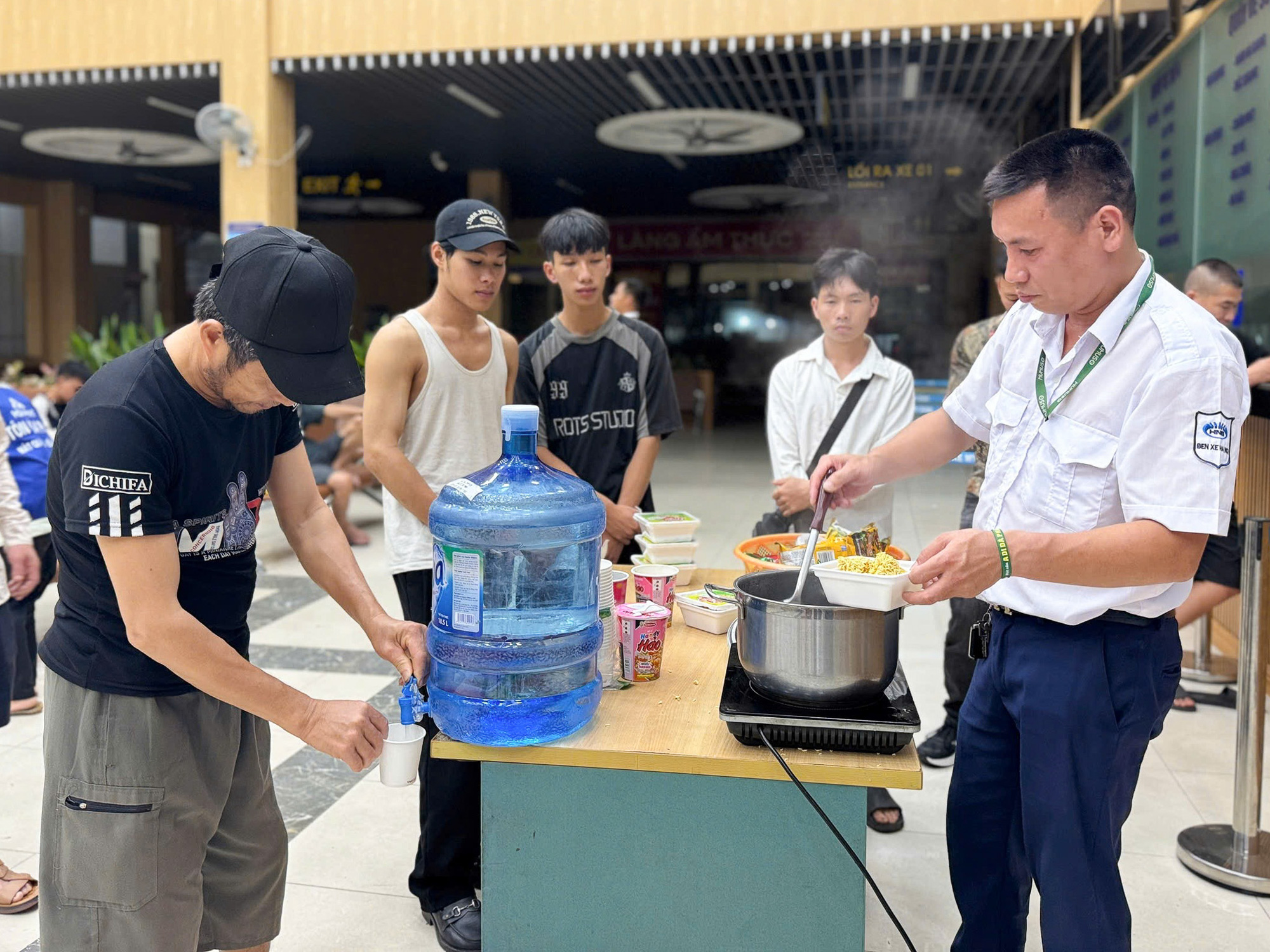 Bão số 3 đang quét qua Hà Nội - Ảnh 10.