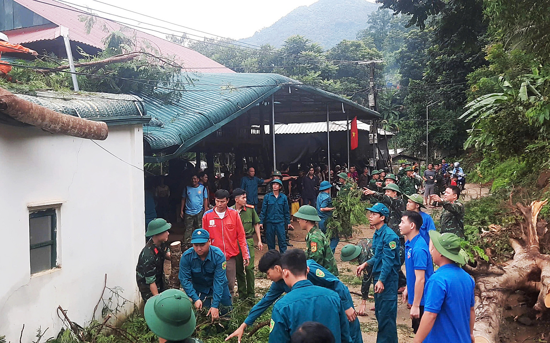 Những tuyến phố đẹp nhất nhì Hà Nội tan hoang khi bão số 3 quét qua - Ảnh 22.
