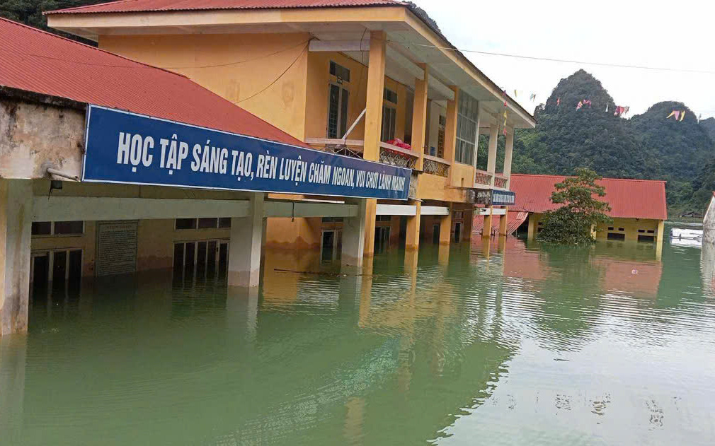 Trong cơn bão số 3, ấm lòng những suất ăn phục vụ tận giường bệnh - Ảnh 4.
