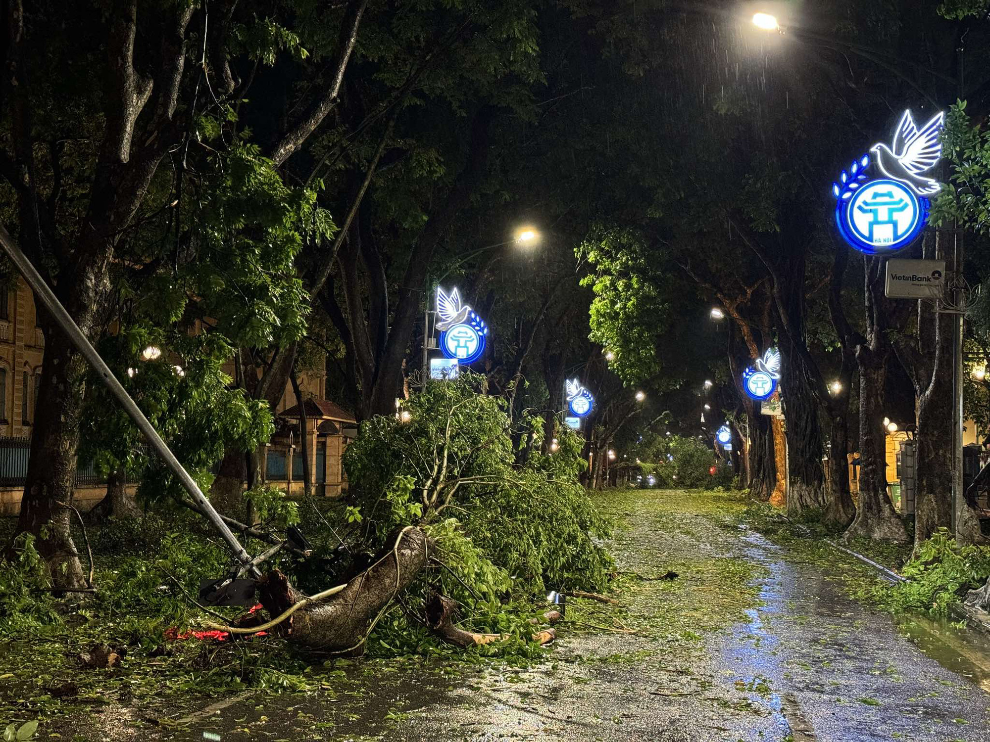 Bí thư Hà Nội: Bão số 3 suy yếu nhưng thời tiết những ngày tới vẫn rất đáng lo ngại - Ảnh 1.