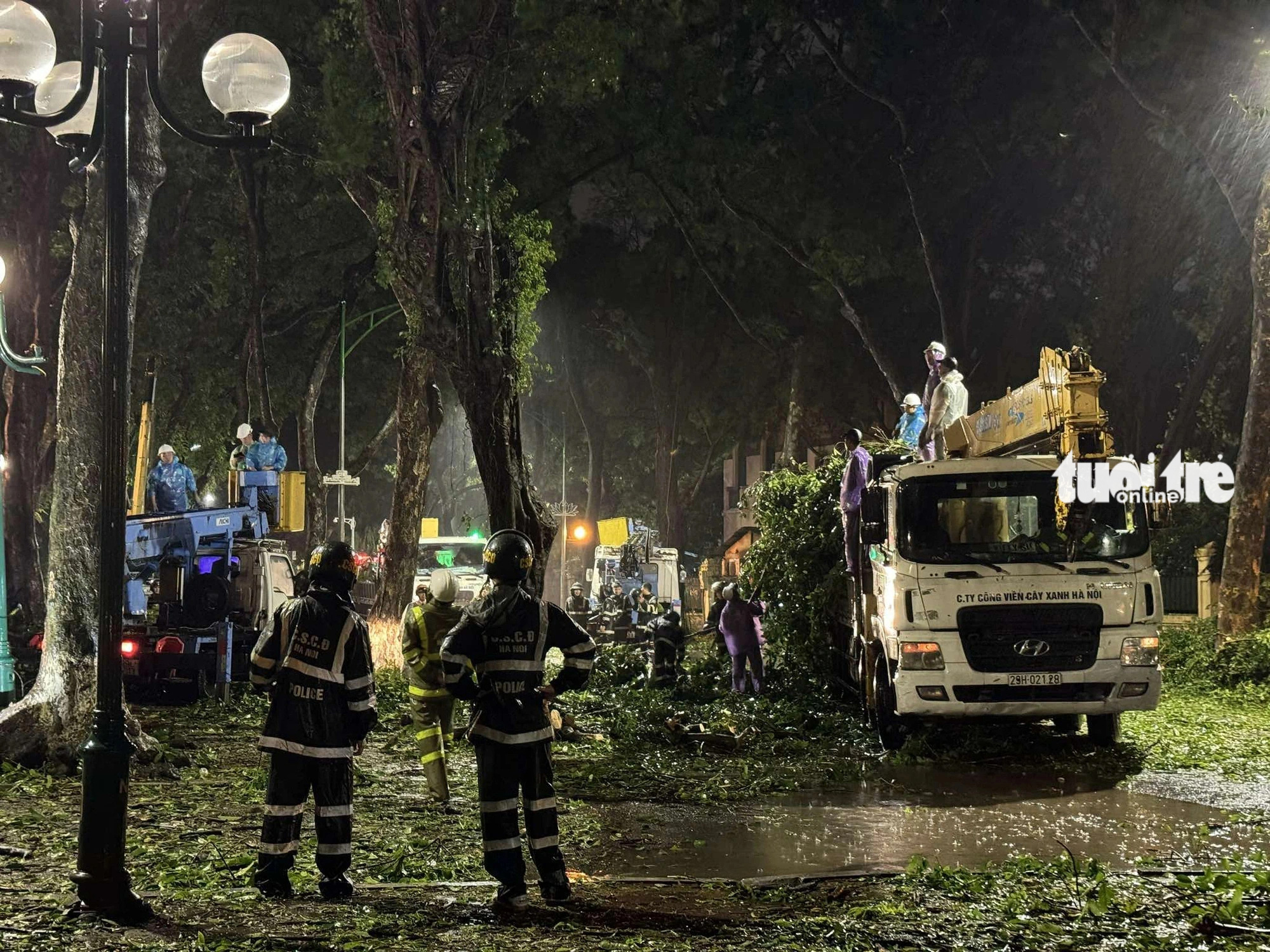 Bão số 3 quét qua: Đường phố Hà Nội tan hoang, cây đổ khắp nơi, đại lộ ngập nước - Ảnh 5.