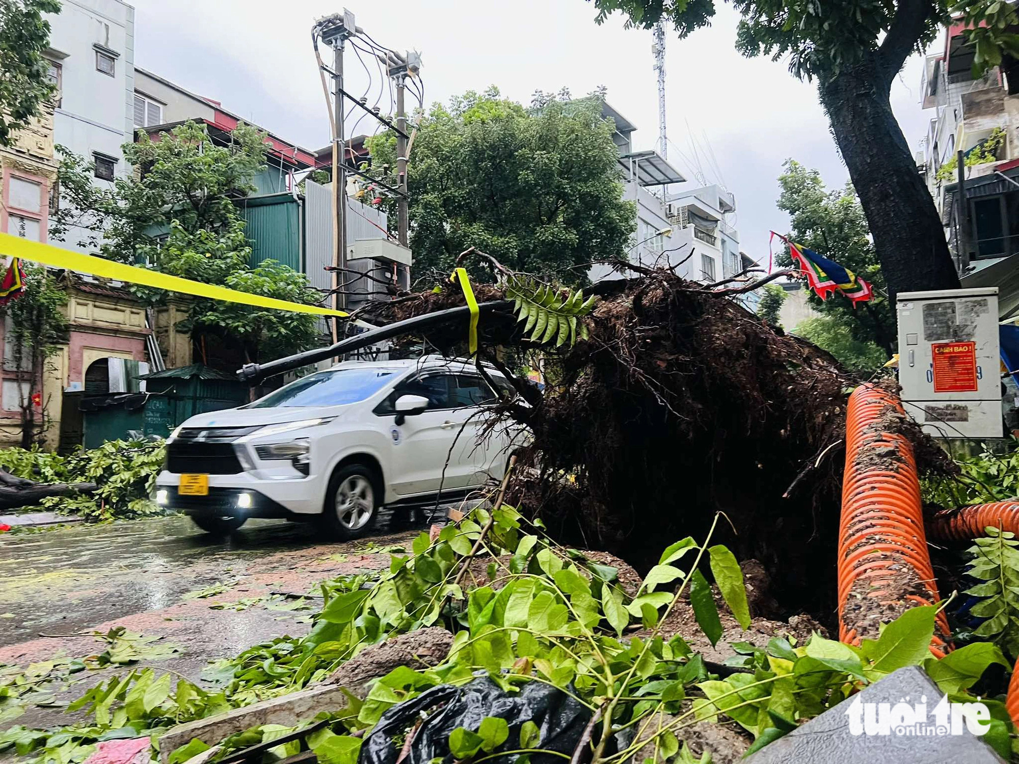 Sau ngày đêm bão số 3 càn quét khủng khiếp: Các tỉnh miền Bắc ngổn ngang cảnh gãy đổ - Ảnh 4.