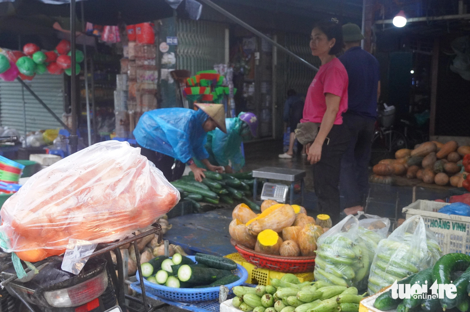 Sau bão rau tăng giá mạnh, mưa bão nhiều tiểu thương nghỉ bán  - Ảnh 3.