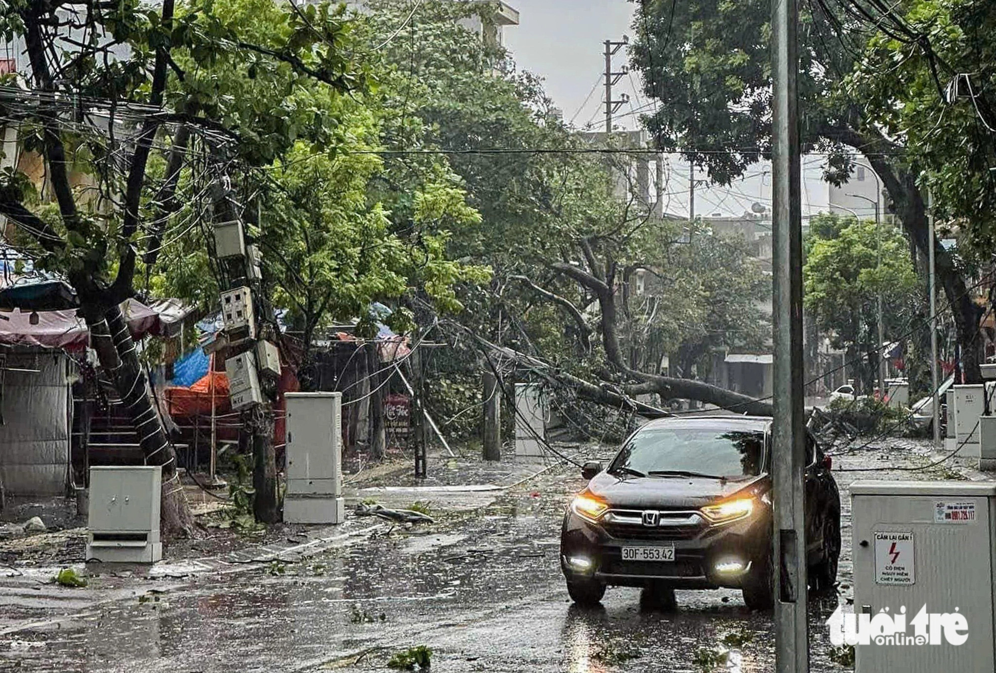 Hải Phòng nhiều nơi ngập nặng, Bắc Giang mất điện diện rộng sau bão - Ảnh 4.