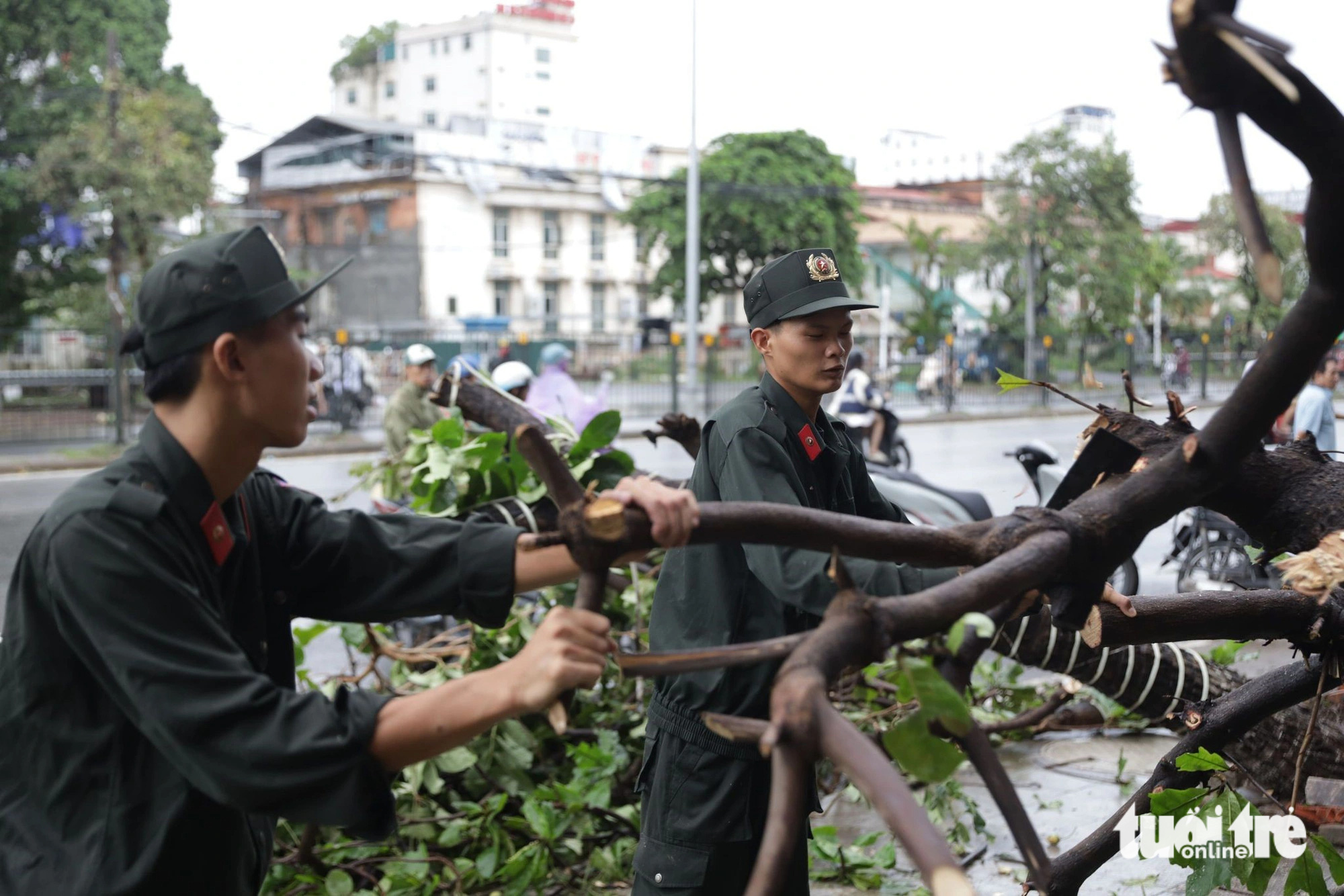 Hải Phòng nhiều nơi ngập nặng, Bắc Giang mất điện diện rộng sau bão - Ảnh 6.