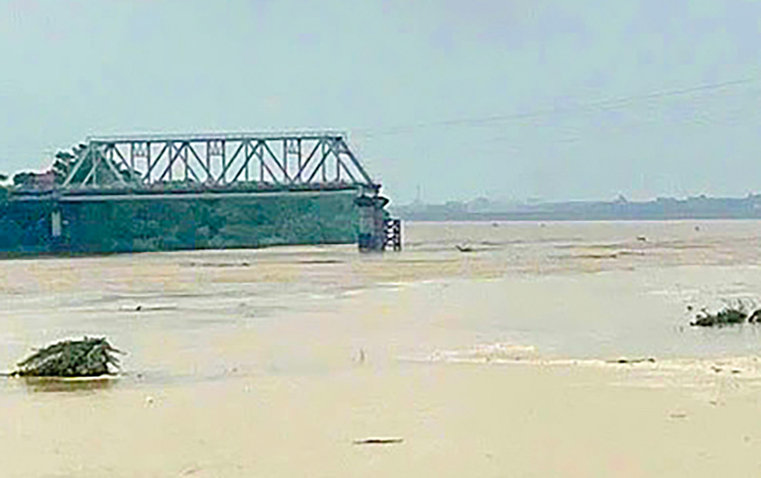 Nước lũ kéo đổ trụ T7 làm sập 2 nhịp chính cầu Phong Châu - Ảnh 2.