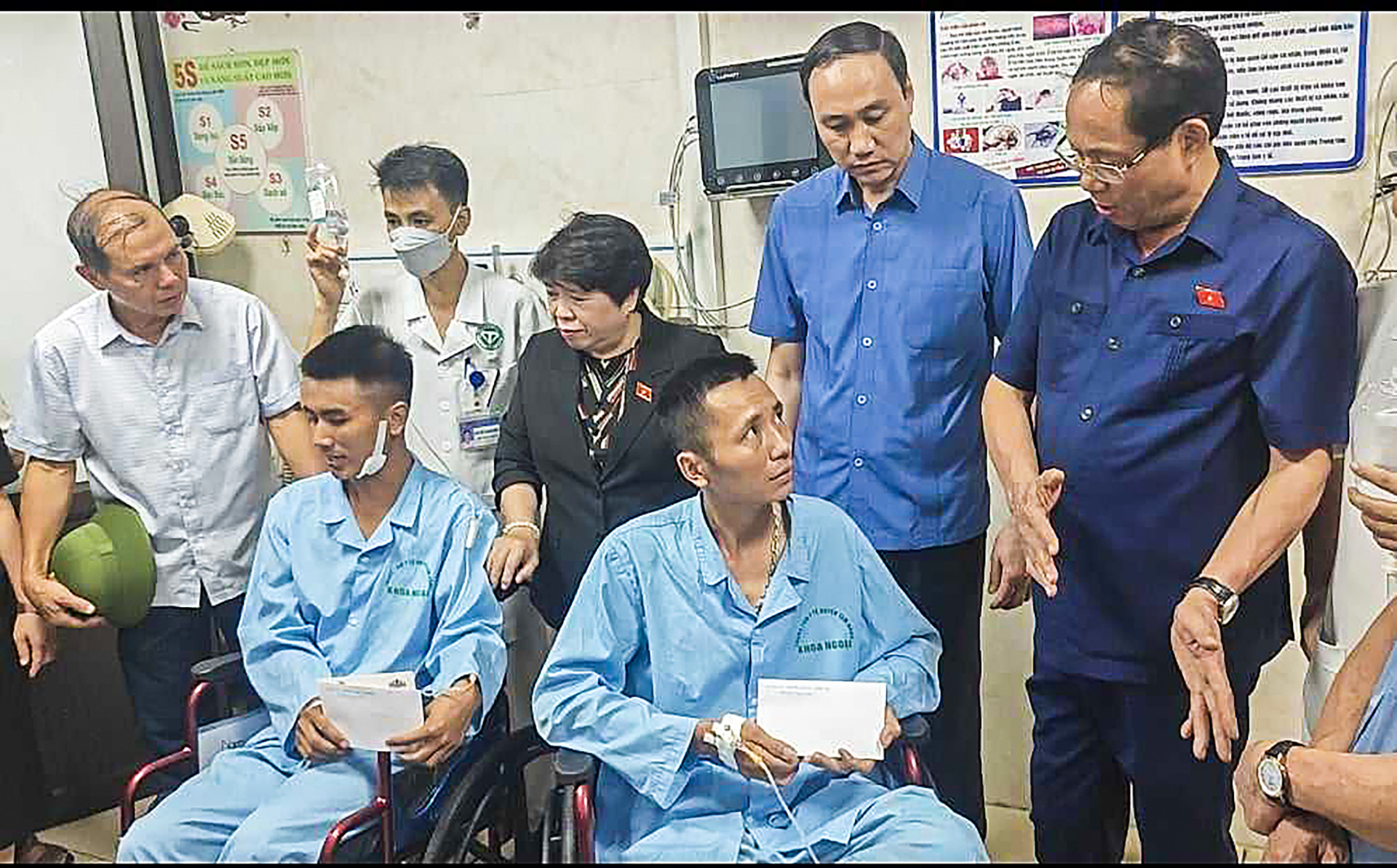 Nước lũ kéo đổ trụ T7 làm sập 2 nhịp chính cầu Phong Châu - Ảnh 4.