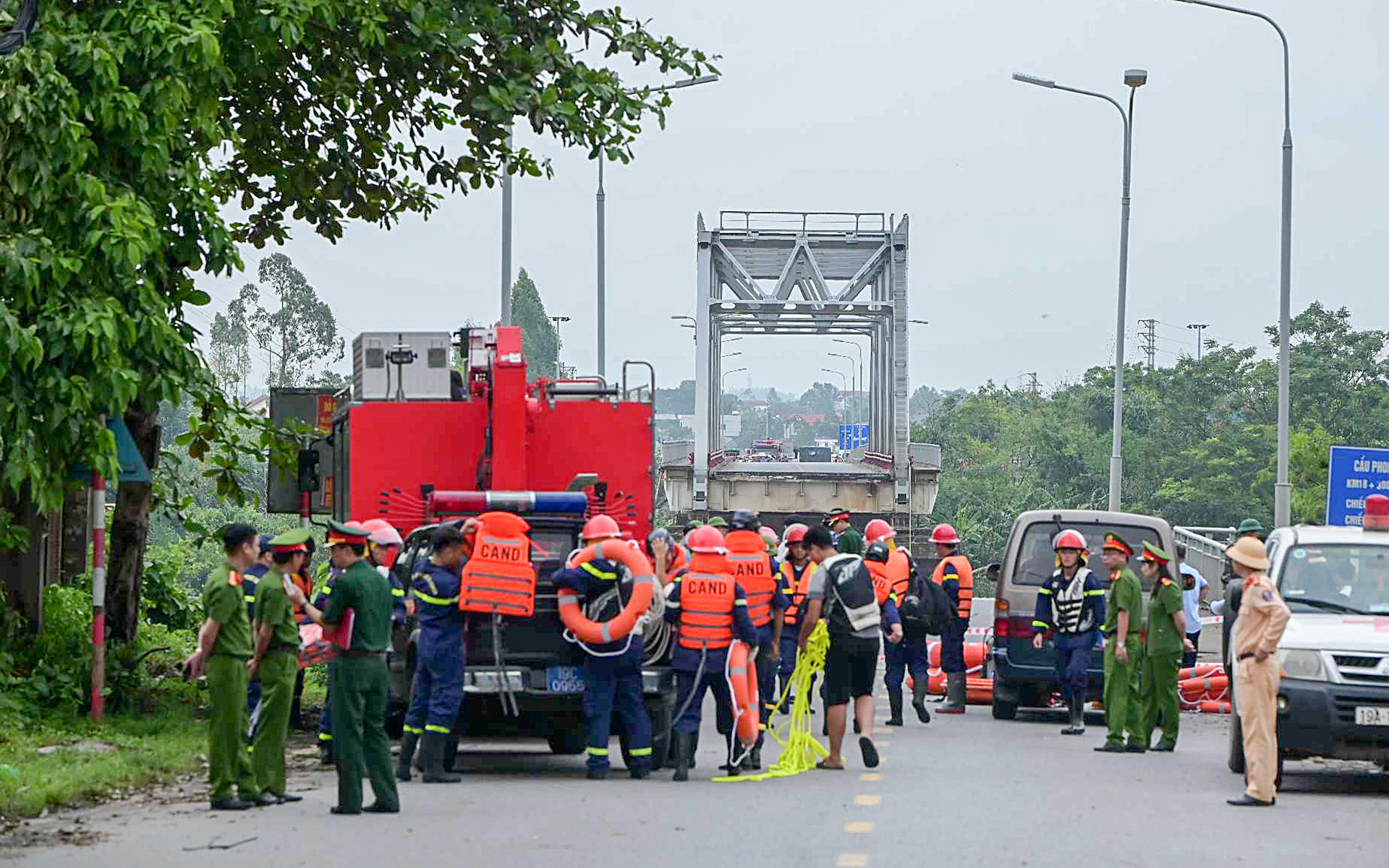 Nước lũ kéo đổ trụ T7 làm sập 2 nhịp chính cầu Phong Châu - Ảnh 20.