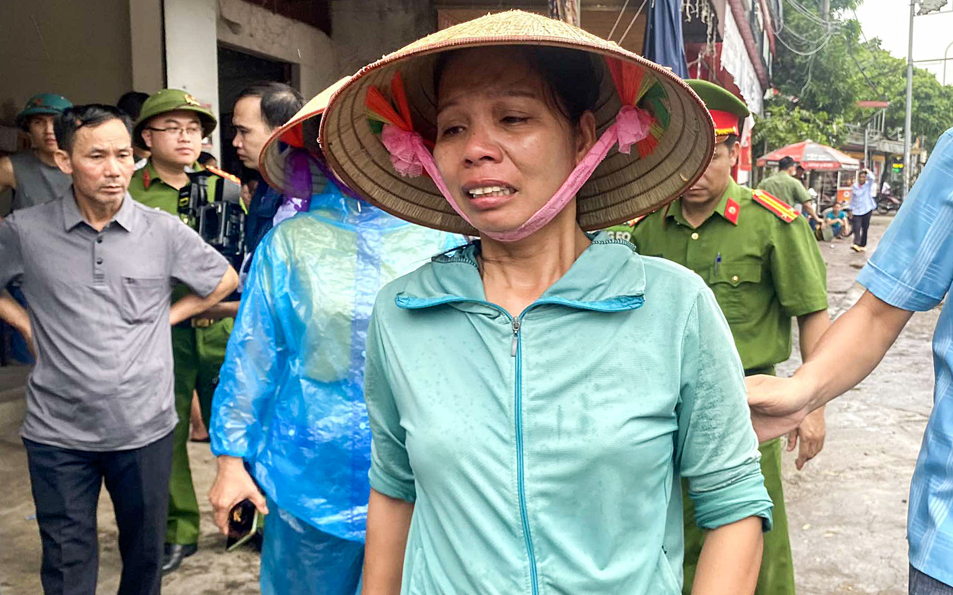 Nước lũ kéo đổ trụ T7 làm sập 2 nhịp chính cầu Phong Châu - Ảnh 3.