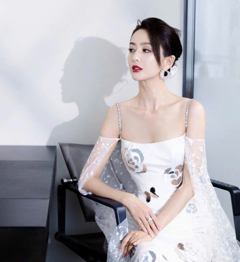 Mỹ nhân Tân Cương Đồng Lệ Á mặc đầm 48 triệu đồng của nhà thiết kế Việt - Ảnh 5. Mỹ nhân Tân Cương Đồng Lệ Á mặc đầm 48 triệu đồng của nhà thiết kế Việt - Ảnh 5.