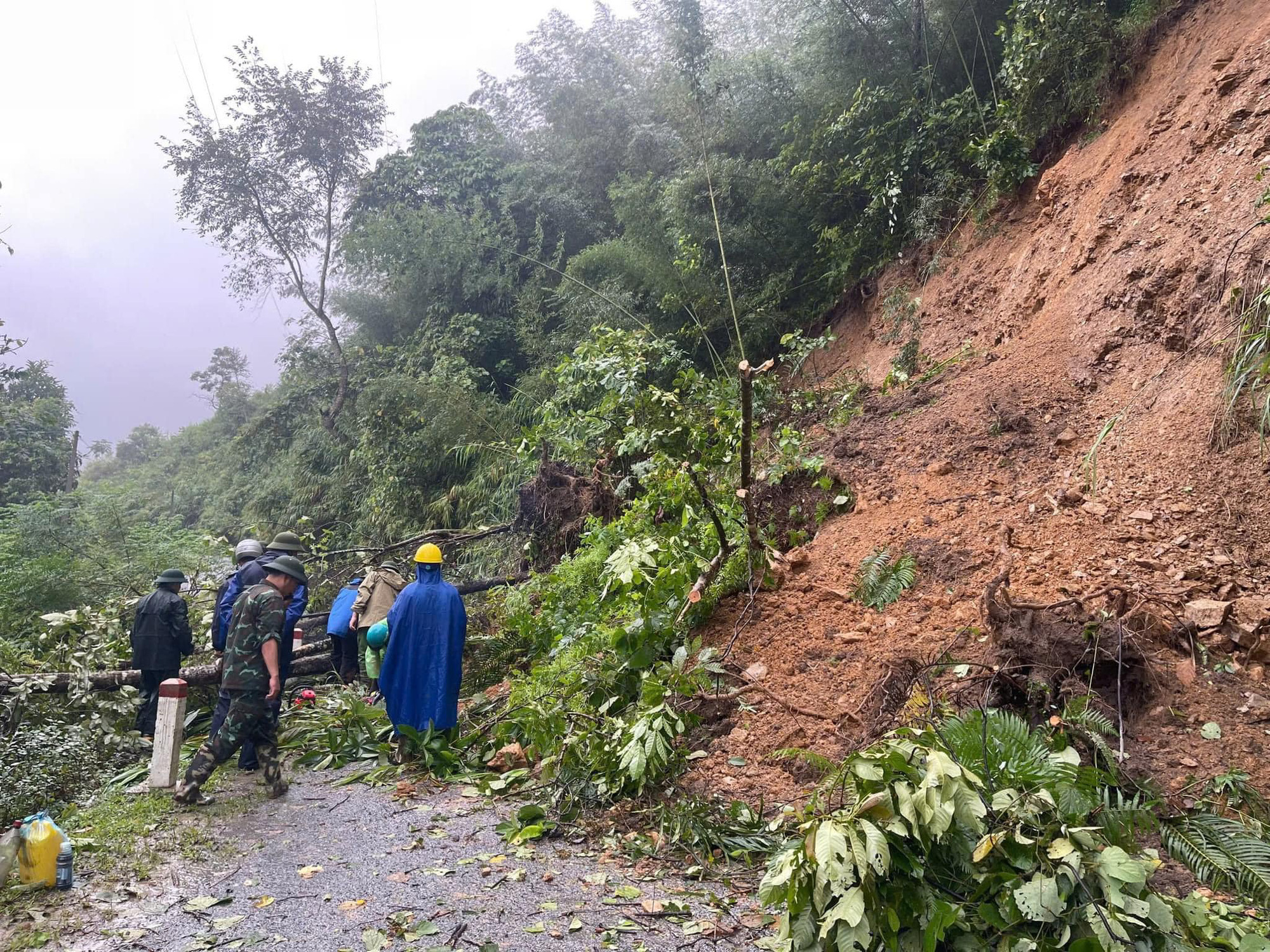 Ô tô chở hơn 10 người bị đất đá sạt lở trúng, xe rơi xuống suối ở Cao Bằng - Ảnh 1.