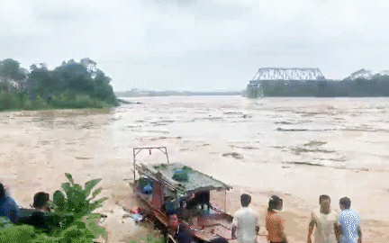 Thủ tướng: Tập trung cứu hộ cứu nạn vụ sập nhịp cầu Phong Châu, sơ tán dân khỏi vùng nguy cơ sạt lở - Ảnh 3.