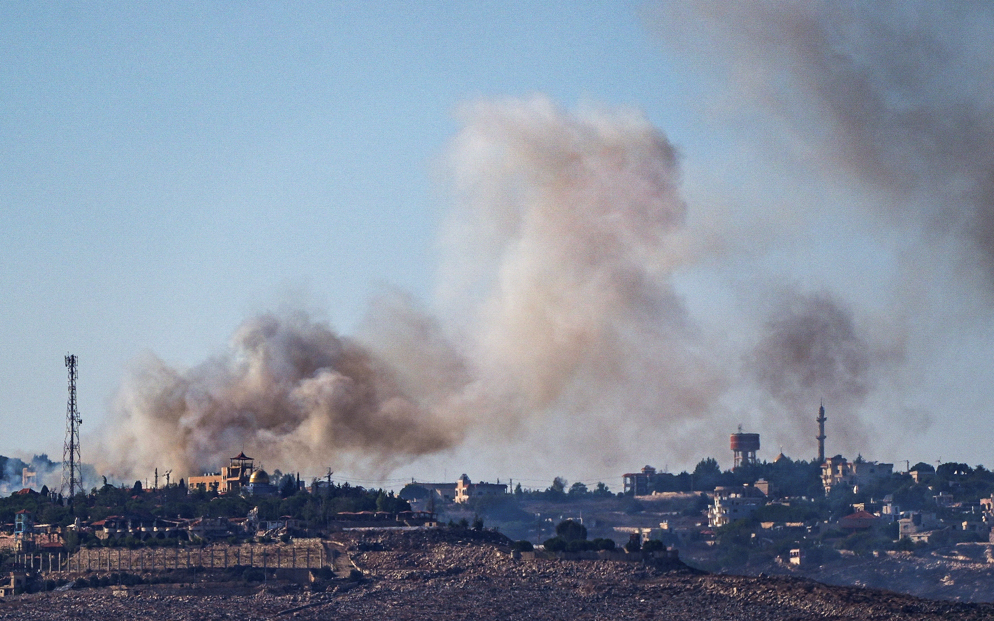 Máy nhắn tin của Hezbollah đồng loạt phát nổ, hơn 1.000 người bị thương ở Lebanon - Ảnh 2.