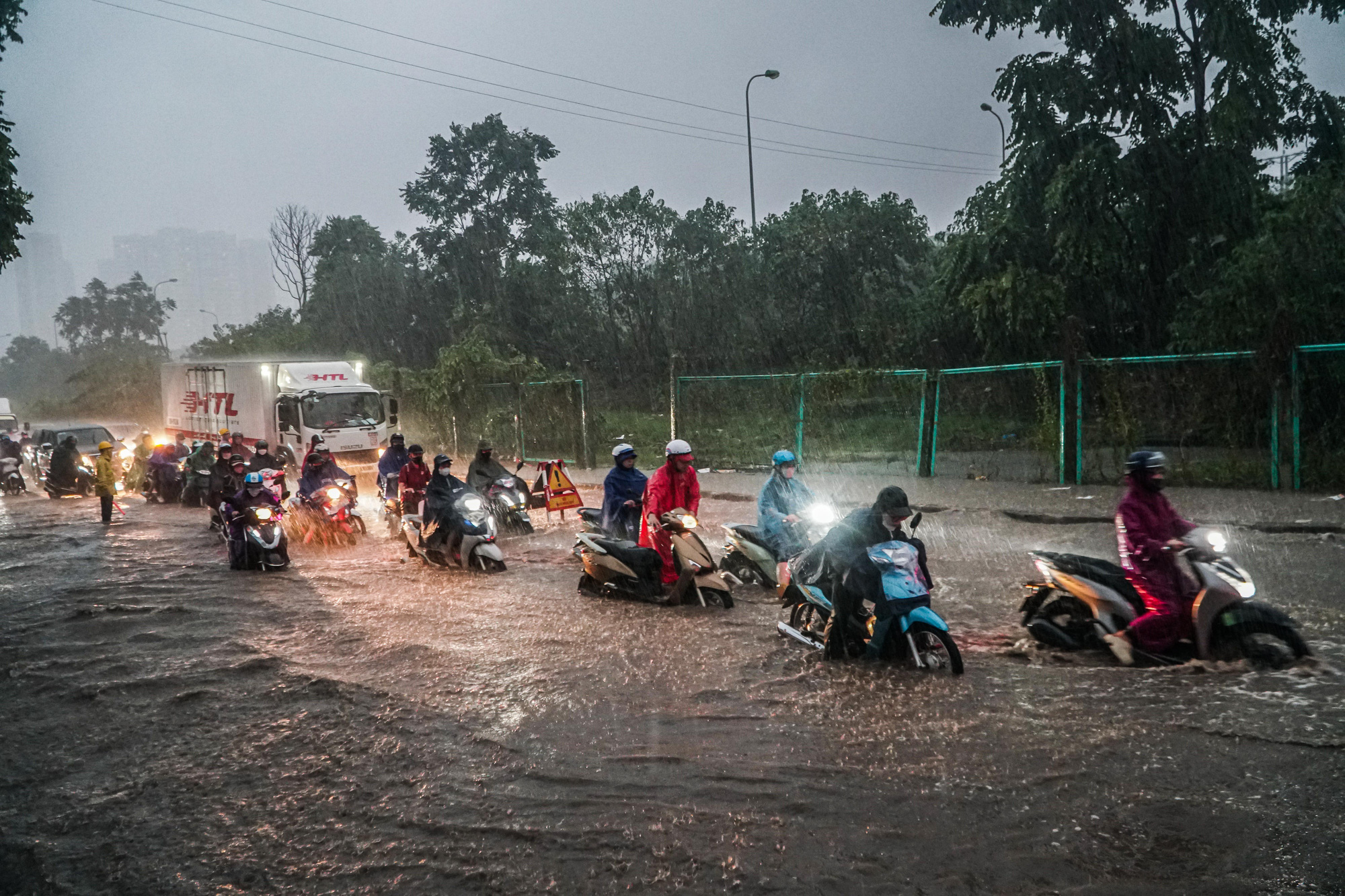 Hà Nội cấm đường gom đại lộ Thăng Long, đường cao tốc của đại lộ chỉ di chuyển tối đa 60km/h - Ảnh 1.