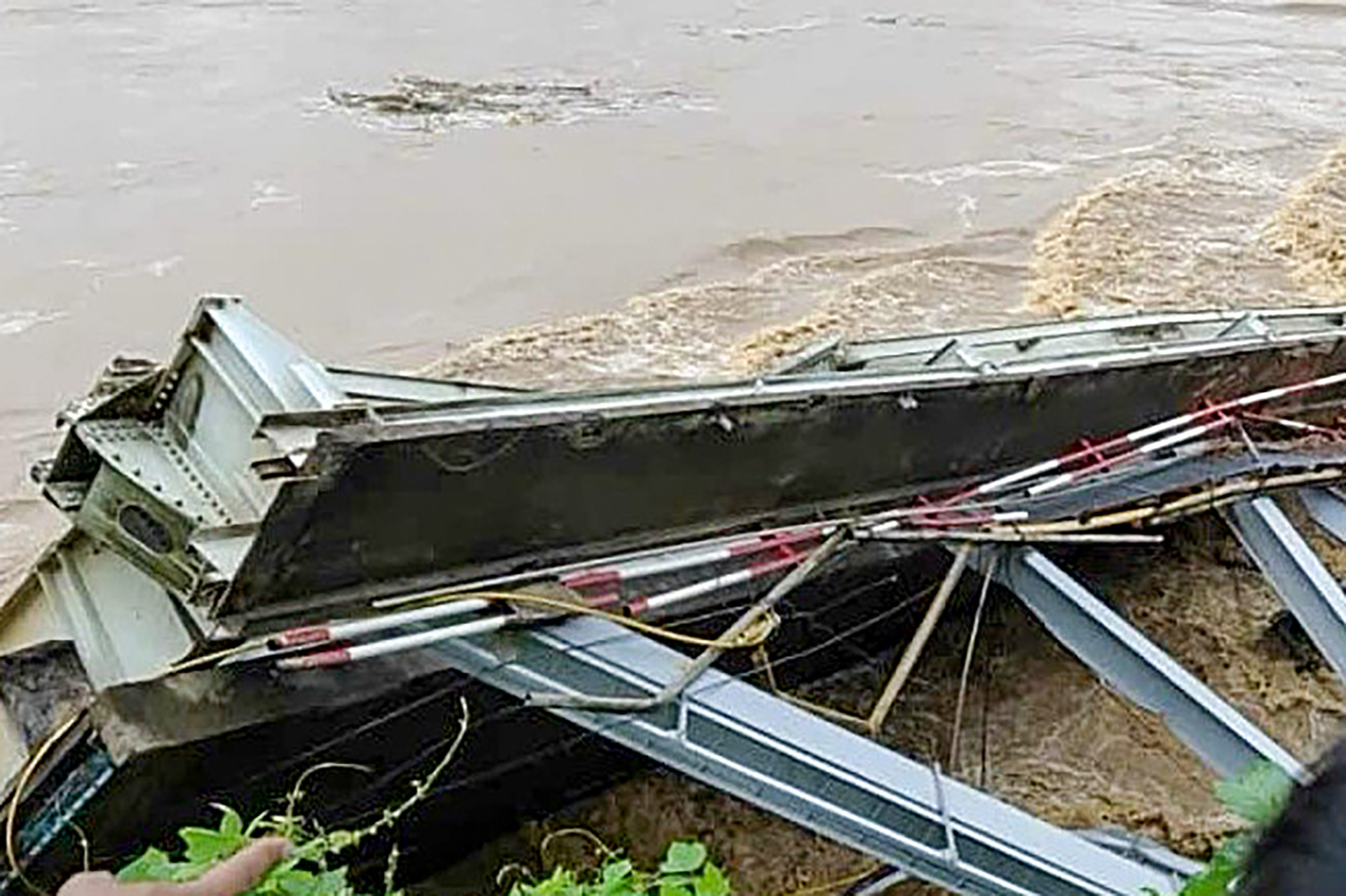 Nước lũ kéo đổ trụ T7 làm sập 2 nhịp chính cầu Phong Châu - Ảnh 10.