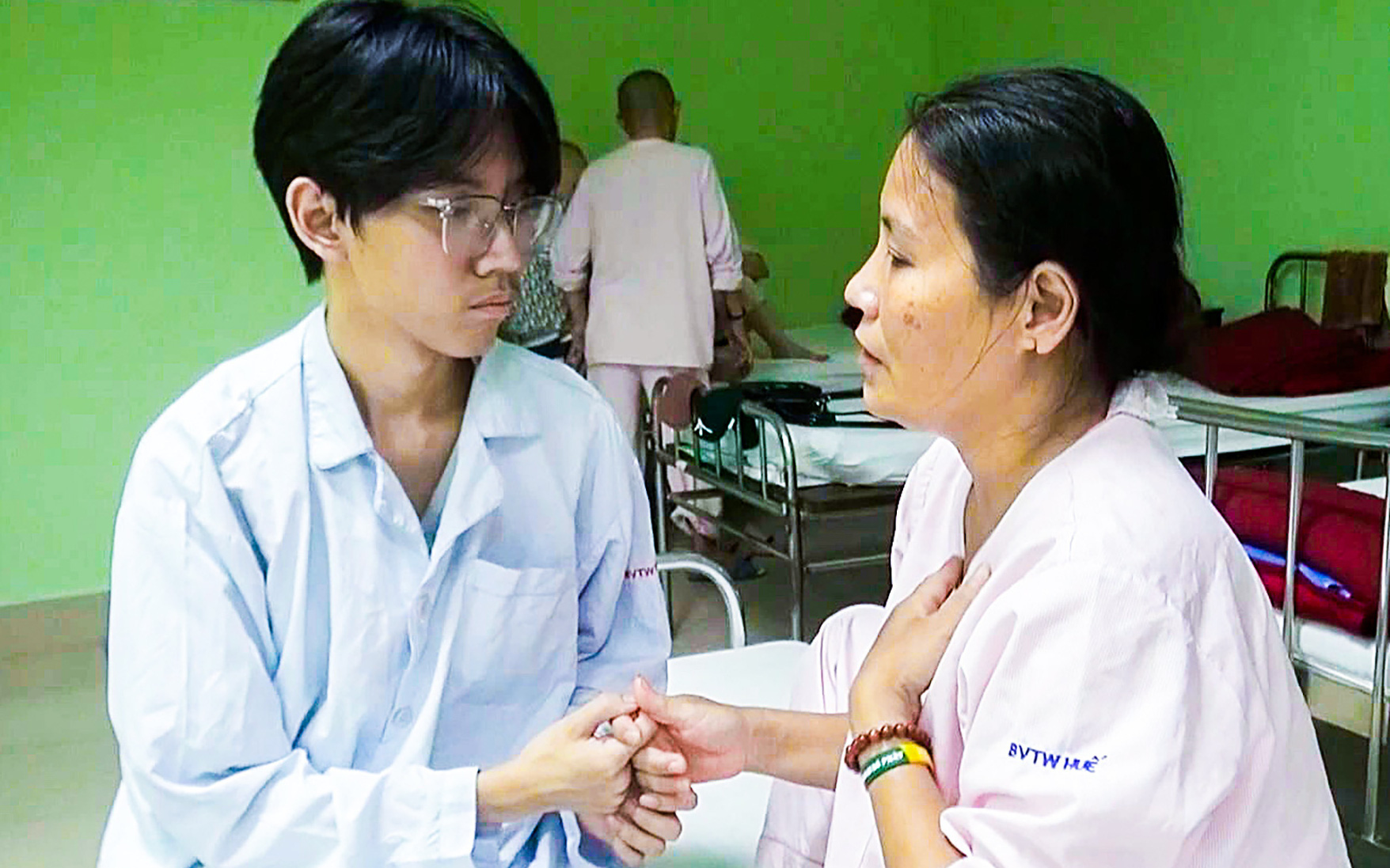 Cuộc thi Lan tỏa năng lượng tích cực 2024: Trái tim người thầy thuốc - Ảnh 1.