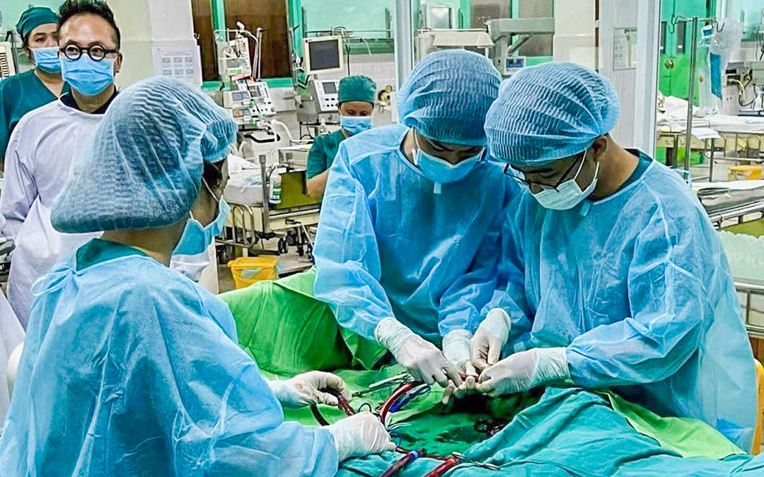 Bệnh viện Nhi đồng 2 hội chẩn cùng bác sĩ Úc cấp cứu bé gái bị sốc tim - Ảnh 1. Bệnh viện Nhi đồng 2 hội chẩn cùng bác sĩ Úc cấp cứu bé gái bị sốc tim - Ảnh 2.