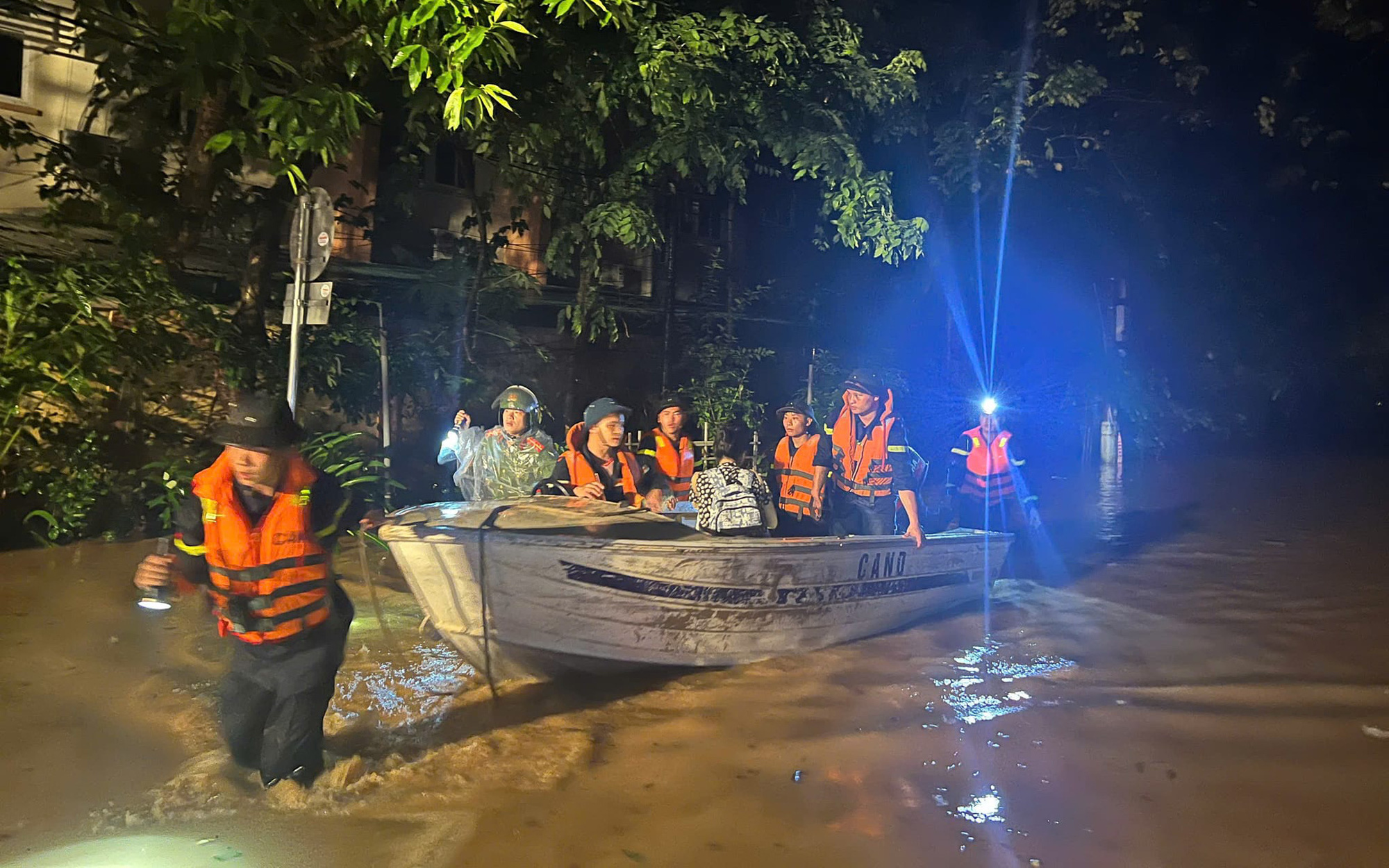 Nước lũ trên sông Bùi, sông Cầu lên mức báo động III, Hà Nội sẵn sàng phương án sơ tán dân - Ảnh 2.