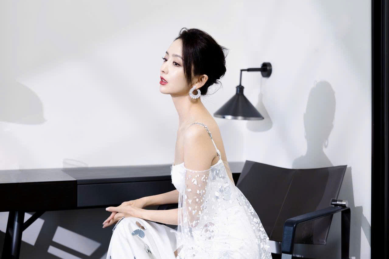 Mỹ nhân Tân Cương Đồng Lệ Á mặc đầm 48 triệu đồng của nhà thiết kế Việt - Ảnh 1. Mỹ nhân Tân Cương Đồng Lệ Á mặc đầm 48 triệu đồng của nhà thiết kế Việt - Ảnh 1.