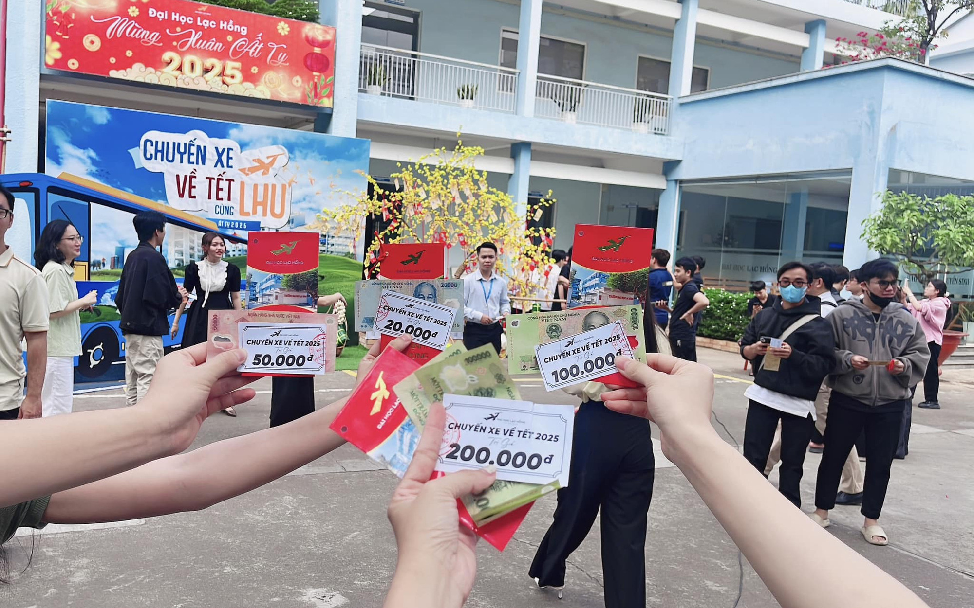 400 người khó khăn ở Phú Nhuận, Bình Thạnh, Gò Vấp nhận quà Tết tại Học viện Cán bộ TP.HCM - Ảnh 3.