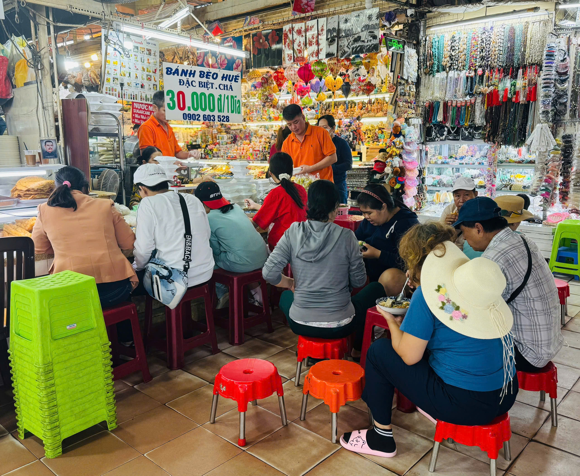 ‘Cưỡi’ metro trải nghiệm ẩm thực thỏa thích từ Bến Thành đến Suối Tiên - Ảnh 2. Ăn sạch món Sài Gòn từ Bến Thành đến Suối Tiên bằng metro - Ảnh 2.