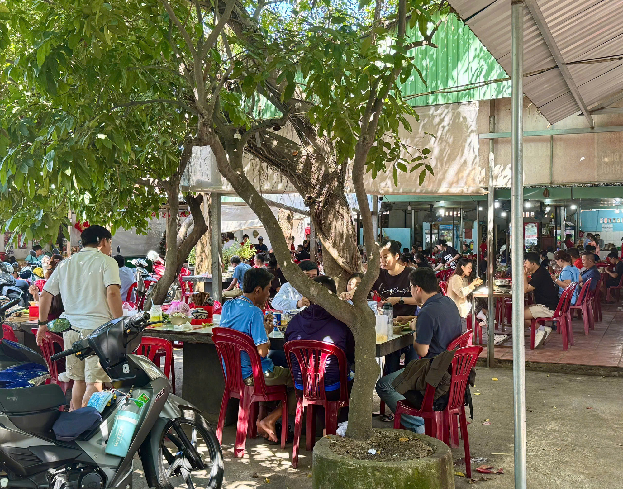 ‘Cưỡi’ metro trải nghiệm ẩm thực thỏa thích từ Bến Thành đến Suối Tiên - Ảnh 7. ‘Cưỡi’ metro trải nghiệm ẩm thực thỏa thích từ Bến Thành đến Suối Tiên - Ảnh 7.