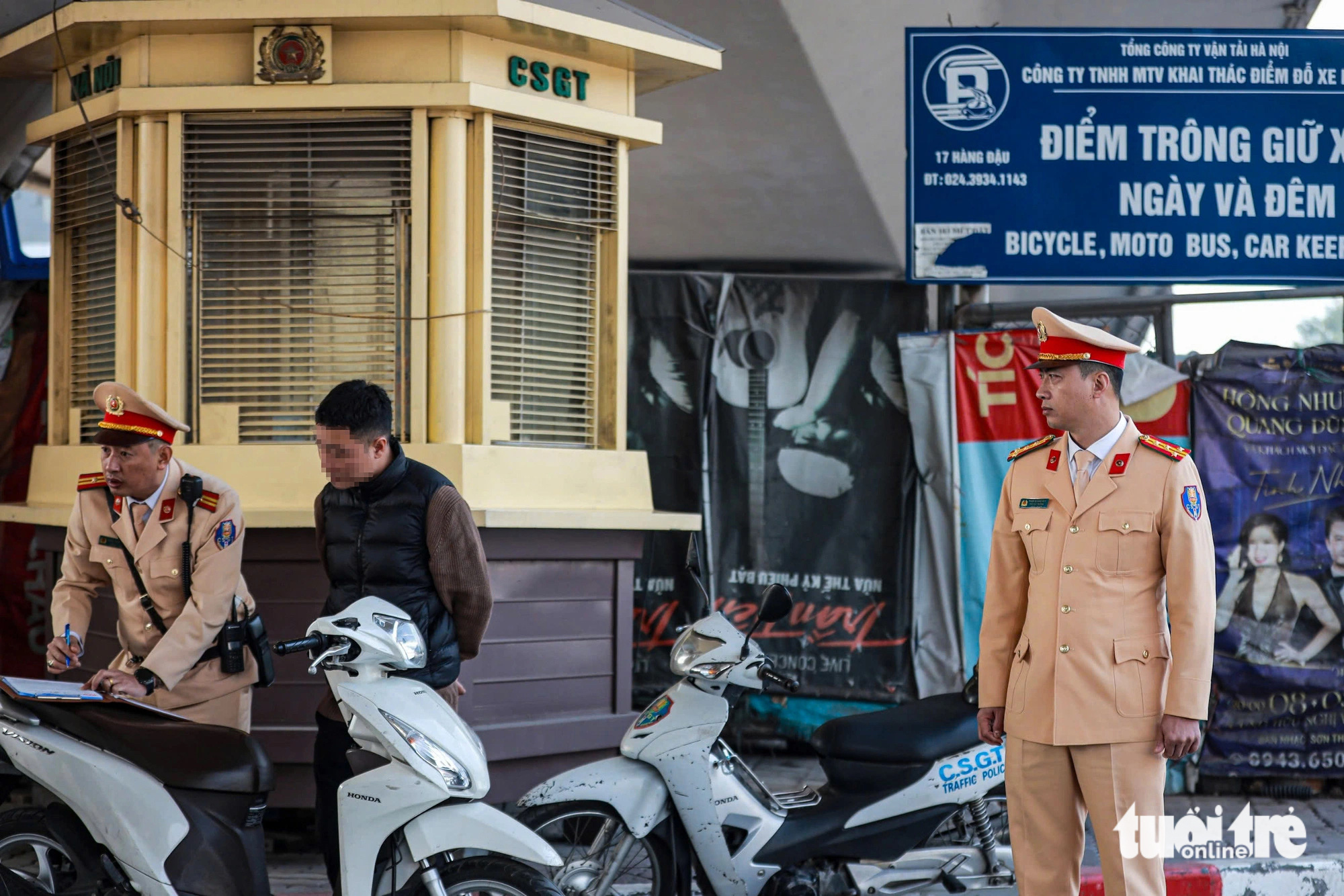 Ngày đầu tăng mức phạt giao thông, tài xế vượt đèn đỏ nói 'không dám tái phạm' - Ảnh 1.