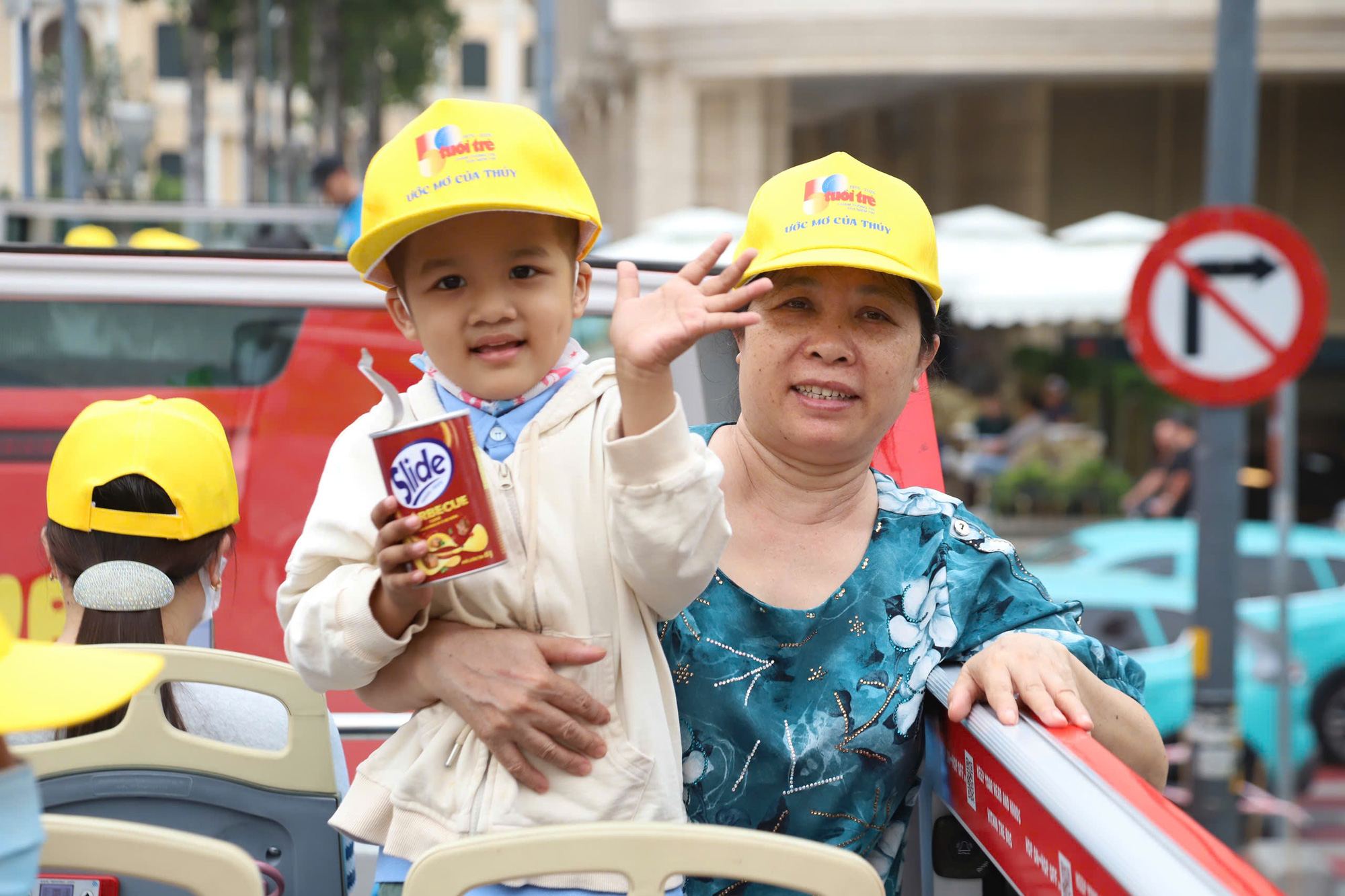 Quên cơn đau, bệnh nhi ung thư háo hức trải nghiệm xe buýt hai tầng và metro số 1 - Ảnh 10.