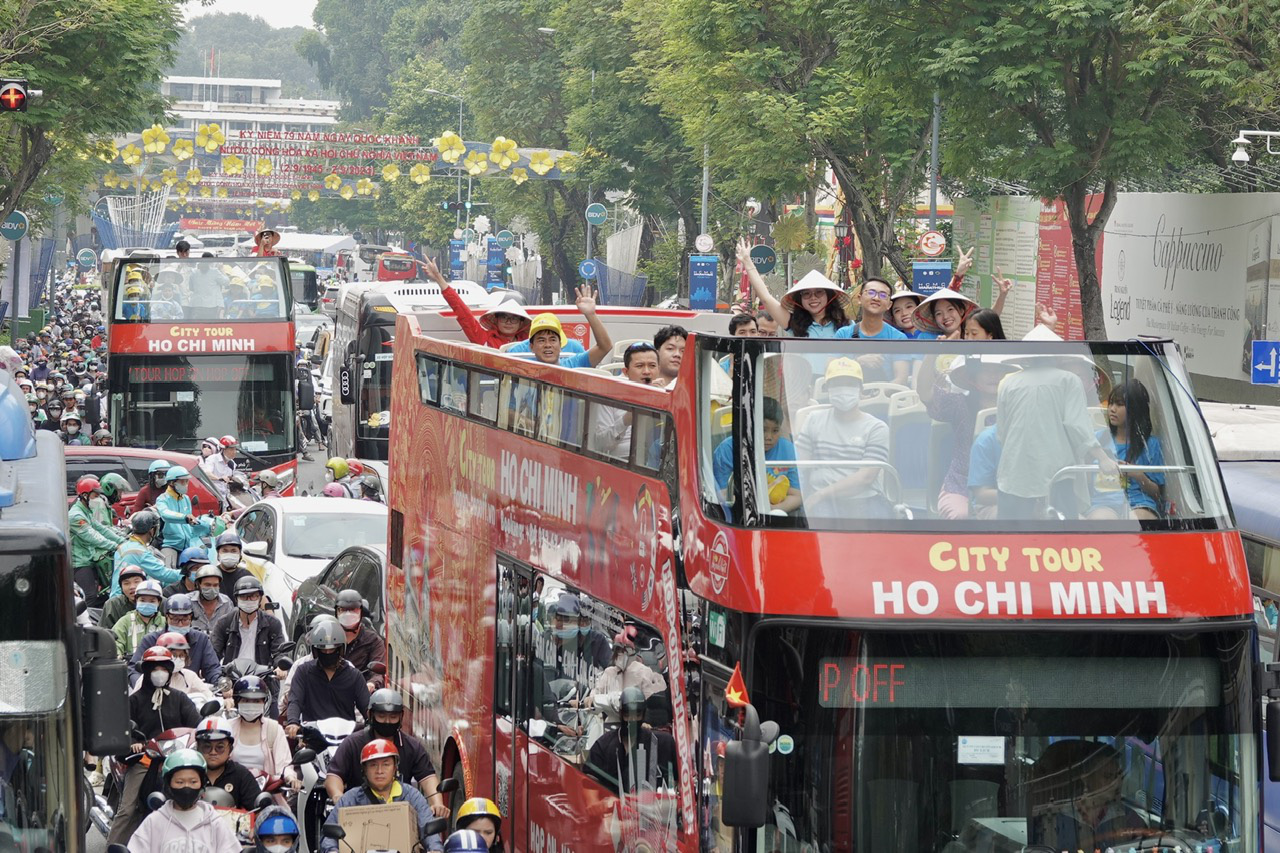 Quên cơn đau vì bệnh tật, bệnh nhi háo hức trải nghiệm xe buýt hai tầng và metro số 1 - Ảnh 11.