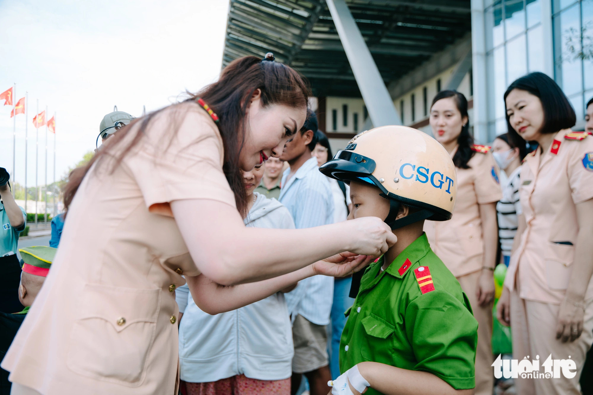 Những 'mặt trời bé con' trải nghiệm một ngày làm chiến sĩ công an nhân dân   - Ảnh 4.