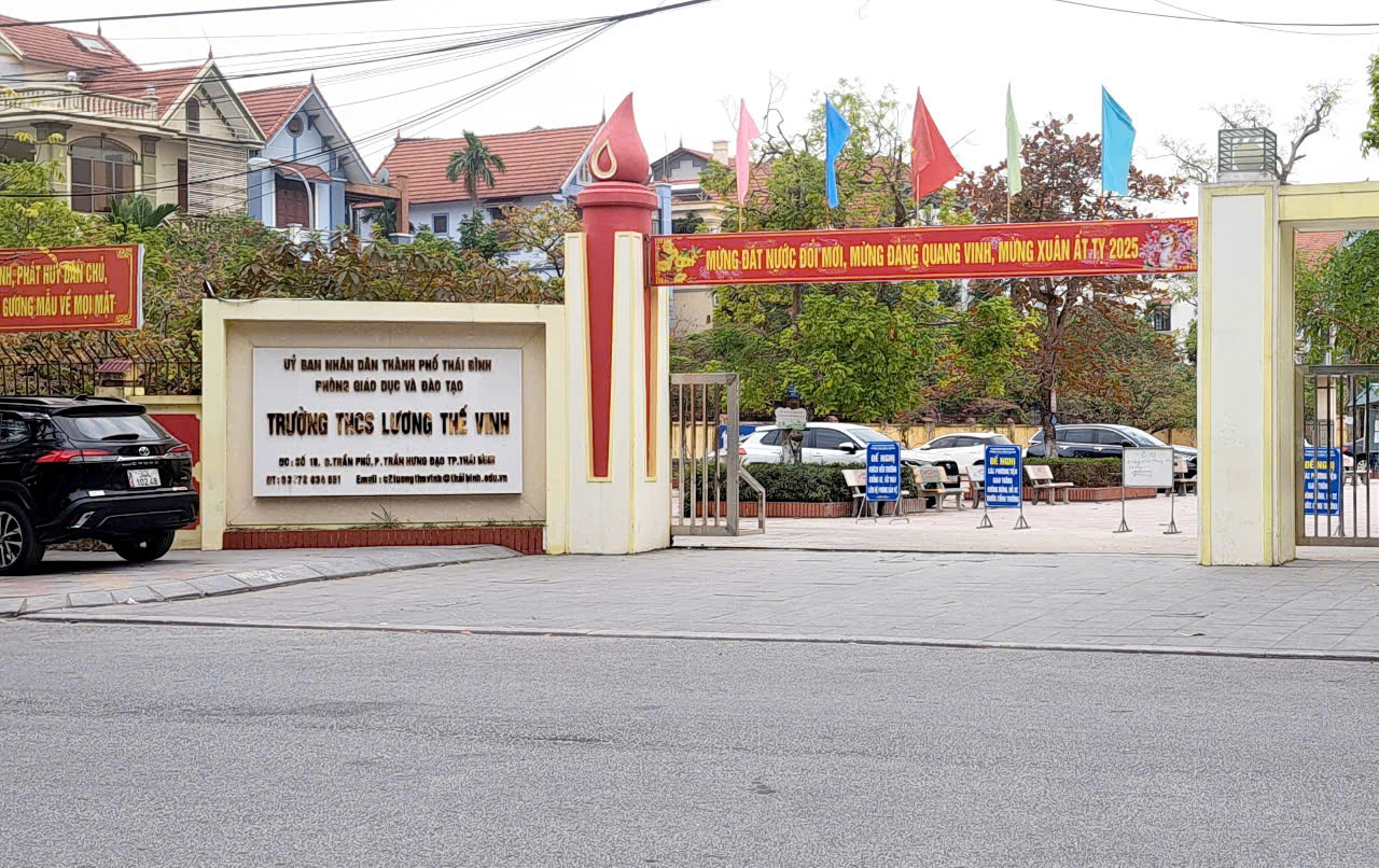 Hàng ngàn học sinh lớp 7 đến trường làm bài kiểm tra học kỳ 1 sau 'sự cố' đề thi - Ảnh 1.