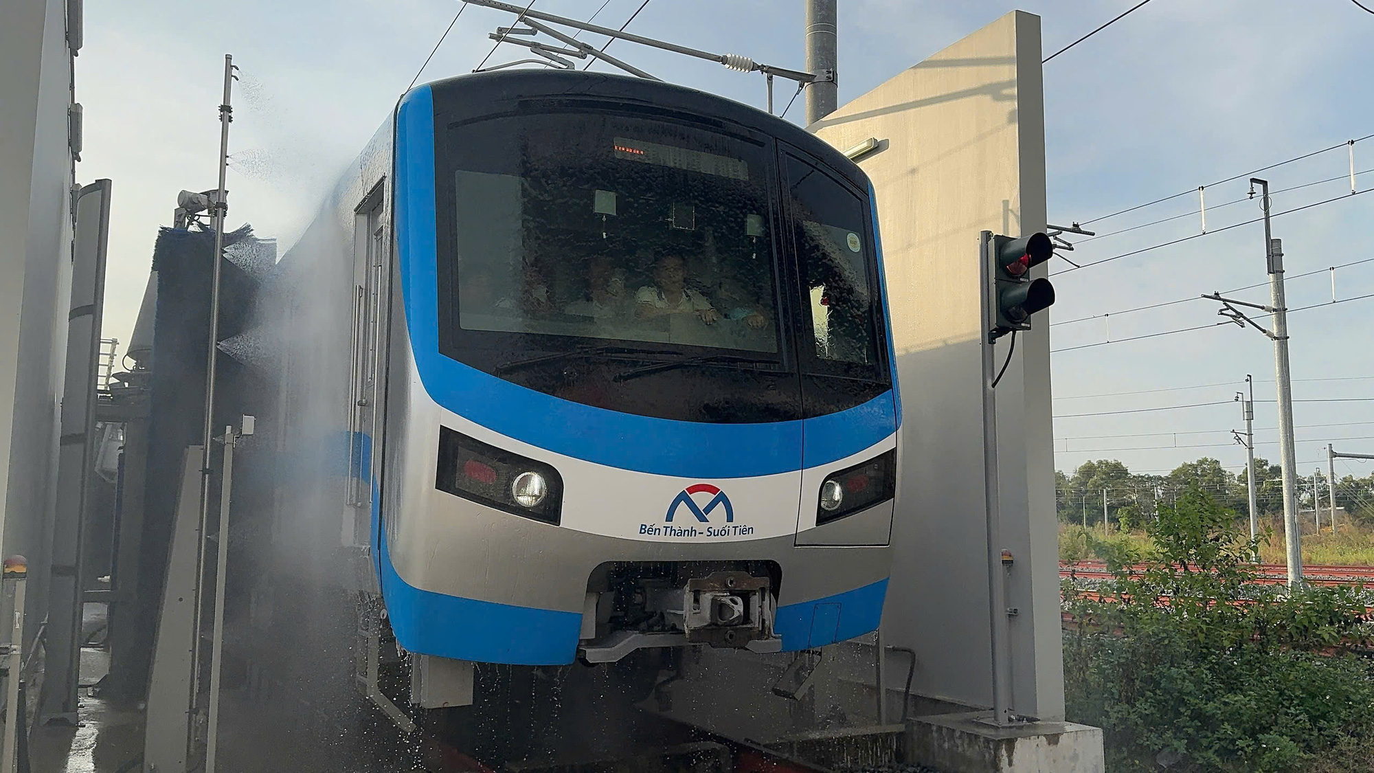  Tàu metro số 1 được rửa tự động, chỉ 15 phút mỗi đoàn - Ảnh 2.