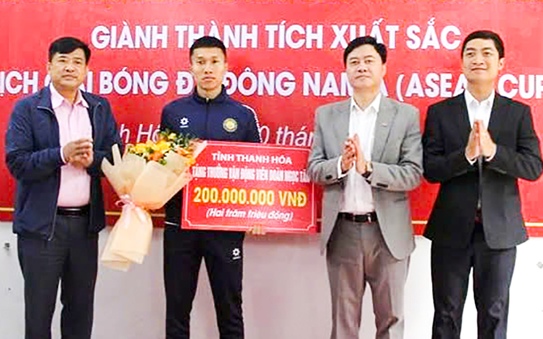 Video: Doãn Ngọc Tân bỏ lỡ cơ hội 'vàng' giúp Thanh Hóa đánh bại Nam Định ở phút 90+3 - Ảnh 1.