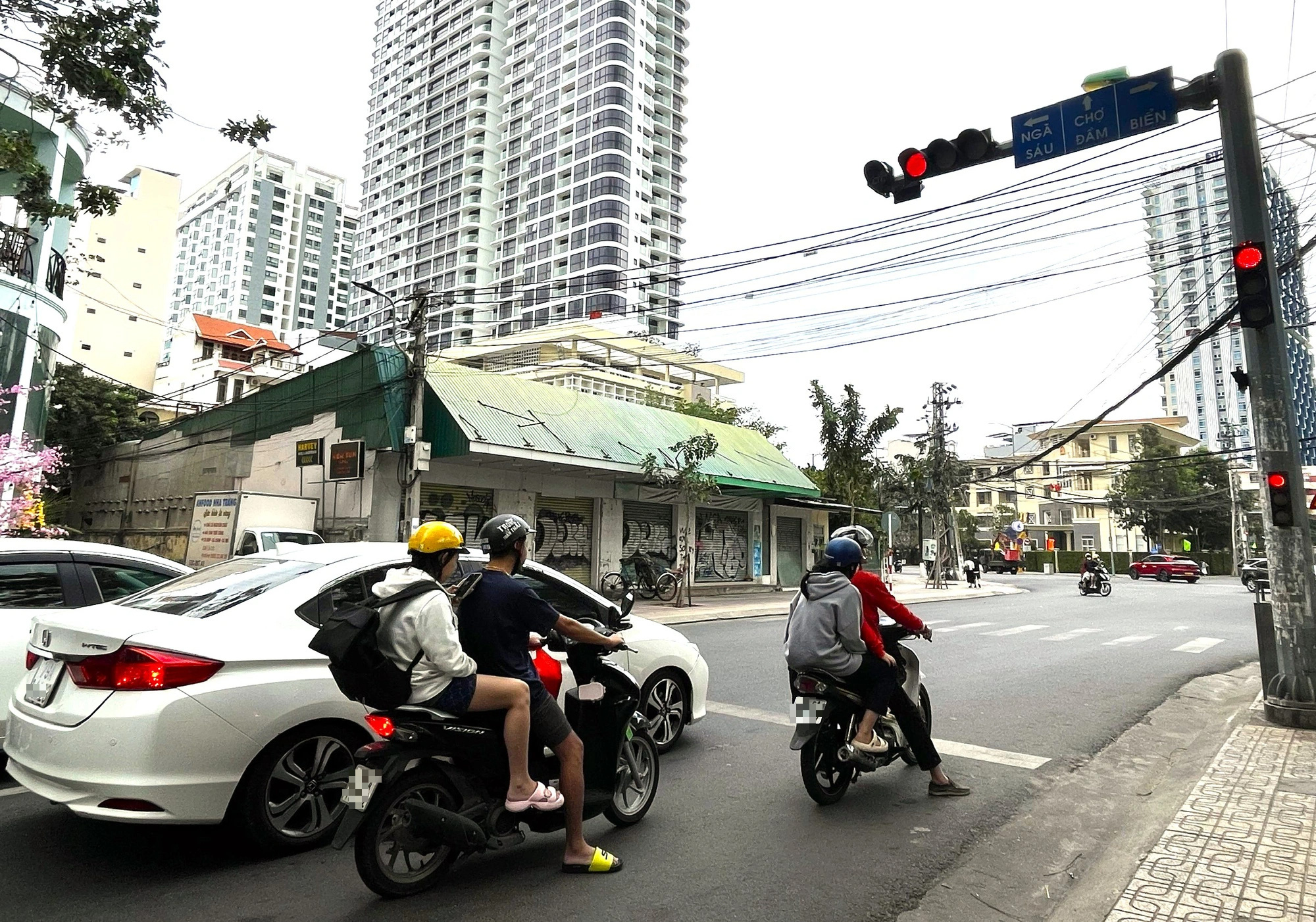 Vì sao ở Nha Trang không có 'khái niệm' đèn đỏ được rẽ phải - Ảnh 1.