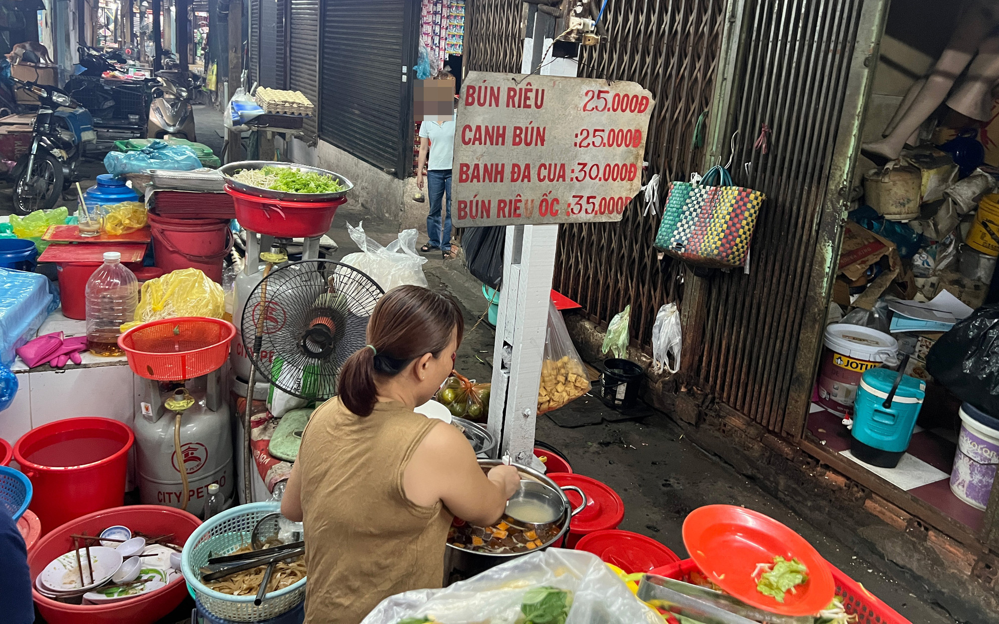 Nhà hàng, quán ăn TP.HCM chộn rộn trở lại sau Tết - Ảnh 7.
