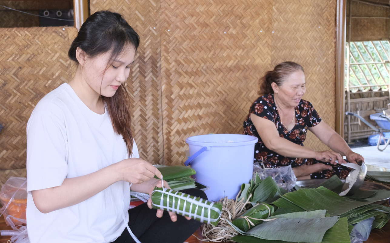 Lò bánh tét bốn đời nức tiếng xứ Tây Đô đỏ lửa làm bánh Tết - Ảnh 9.