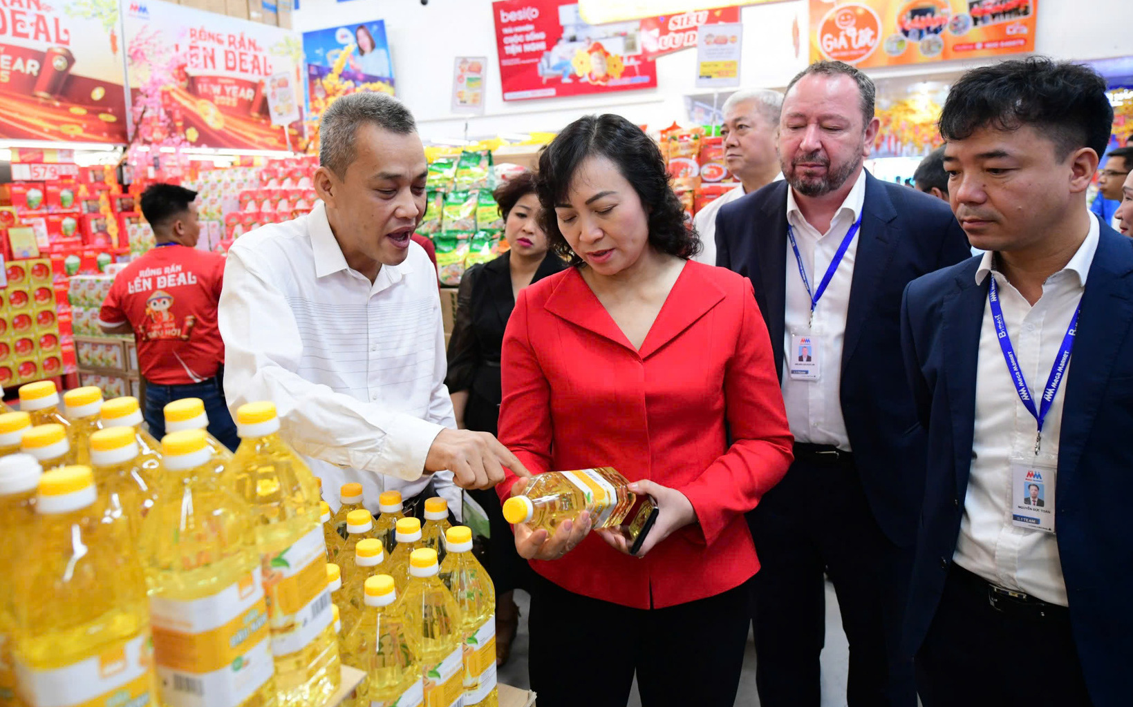 TP.HCM: Xuyên đêm kiểm tra chợ đầu mối trái cây, thịt heo trước Tết, vẫn lo về an toàn thực phẩm - Ảnh 7.