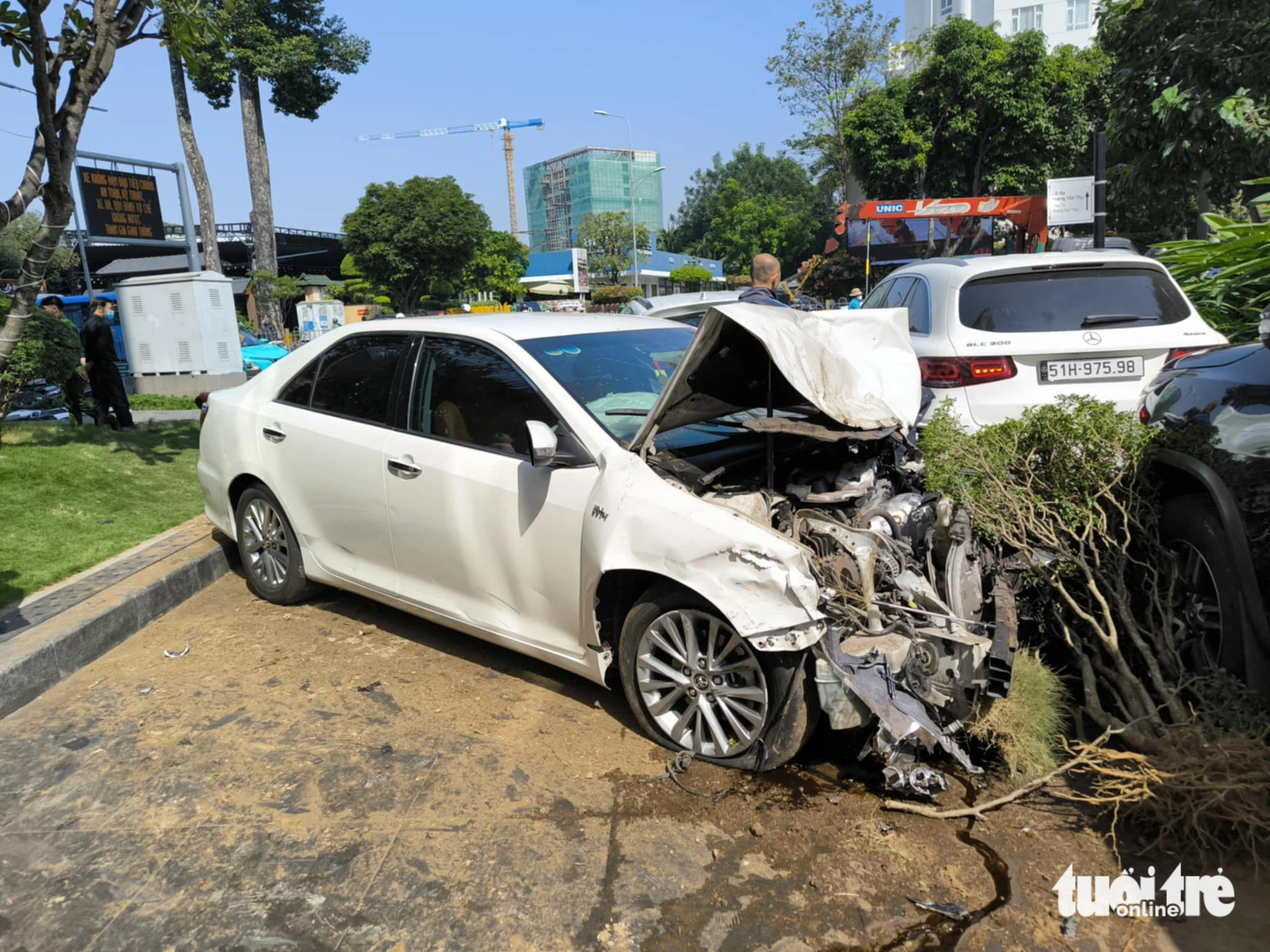 TP.HCM: Ô tô mất lái húc văng nhiều xe máy rồi lao vào khuôn viên chung cư - Ảnh 7.