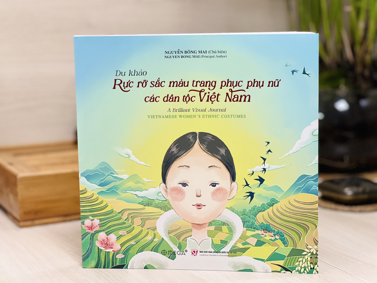 Đi 99 ngày, một triển lãm lớn và một cuốn sách, nhà báo Bông Mai quá 'lãi'? - Ảnh 1.