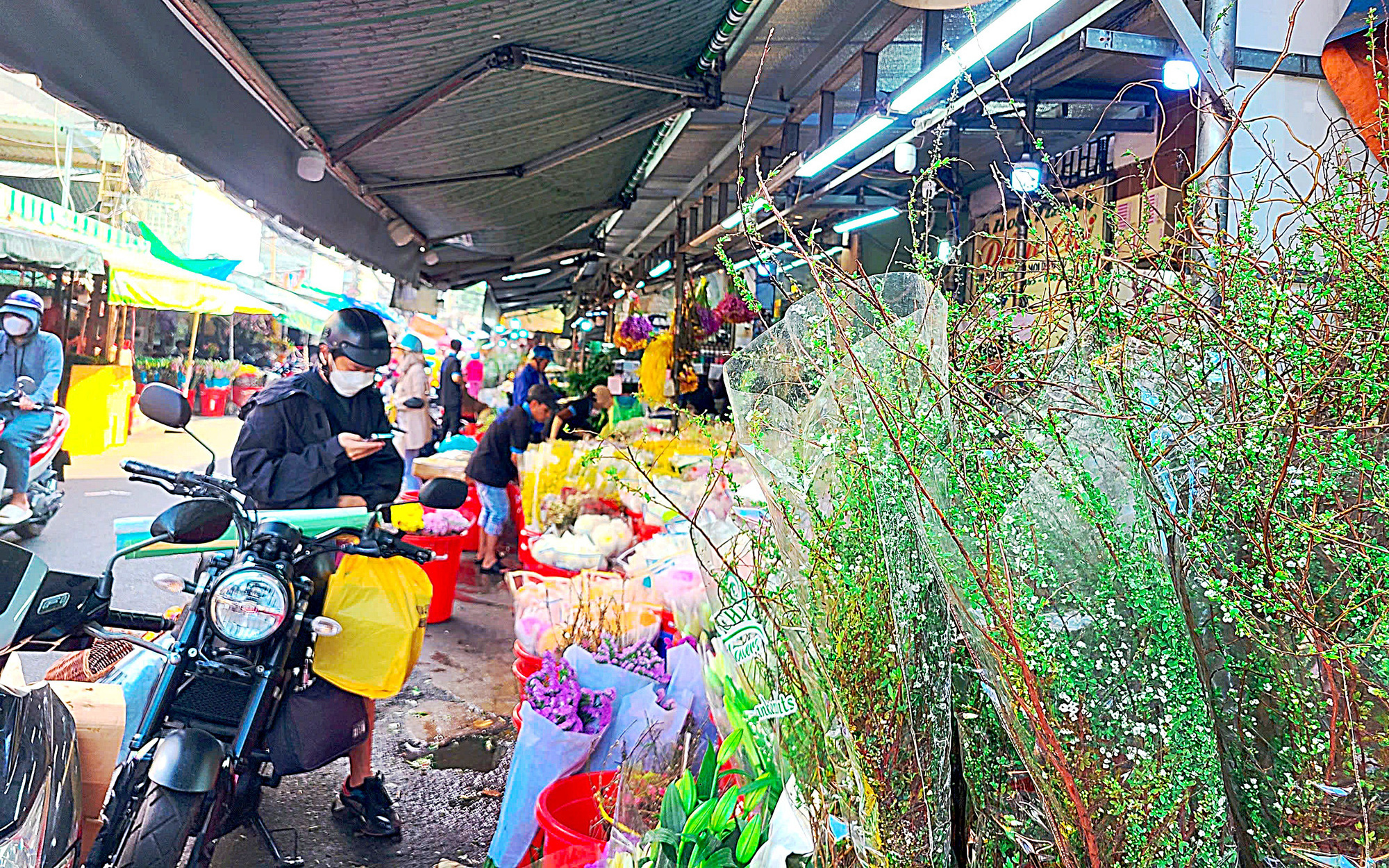 Tiểu thương hoa Tết nóng ruột lo cảnh 'ngồi không' - Ảnh 5.