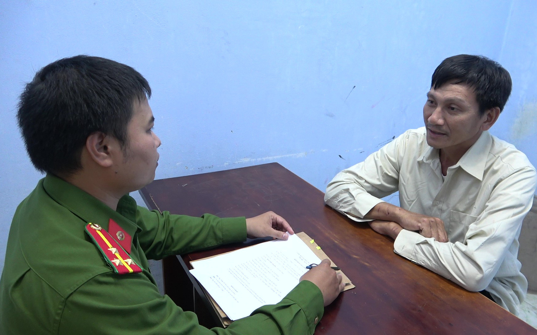 Bắt thanh niên 'thông chốt' nồng độ cồn, đâm bị thương cảnh sát giao thông - Ảnh 3.