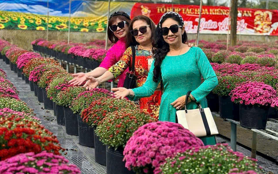 Đồng Tháp bội thu du lịch từ nghề trồng hoa thu hút khách chụp ảnh Tết - Ảnh 4.