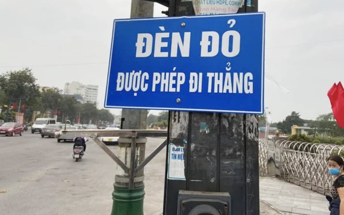 Vì sao khi đèn đỏ, không có đường cắt bên phải vẫn không cho đi thẳng? - Ảnh 2.